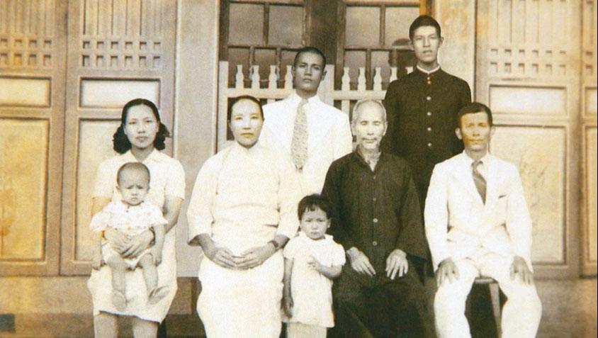 李登輝就讀高中時與家人拍攝全家福。（李登輝基金會提供）