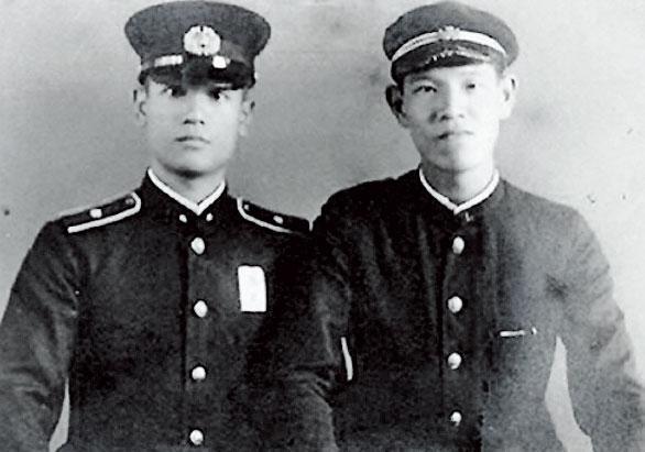 李登輝(右)與哥哥李登欽(左)在第二次世界大戰時都成為軍人,為日本而戰。(李登輝基金會提供)