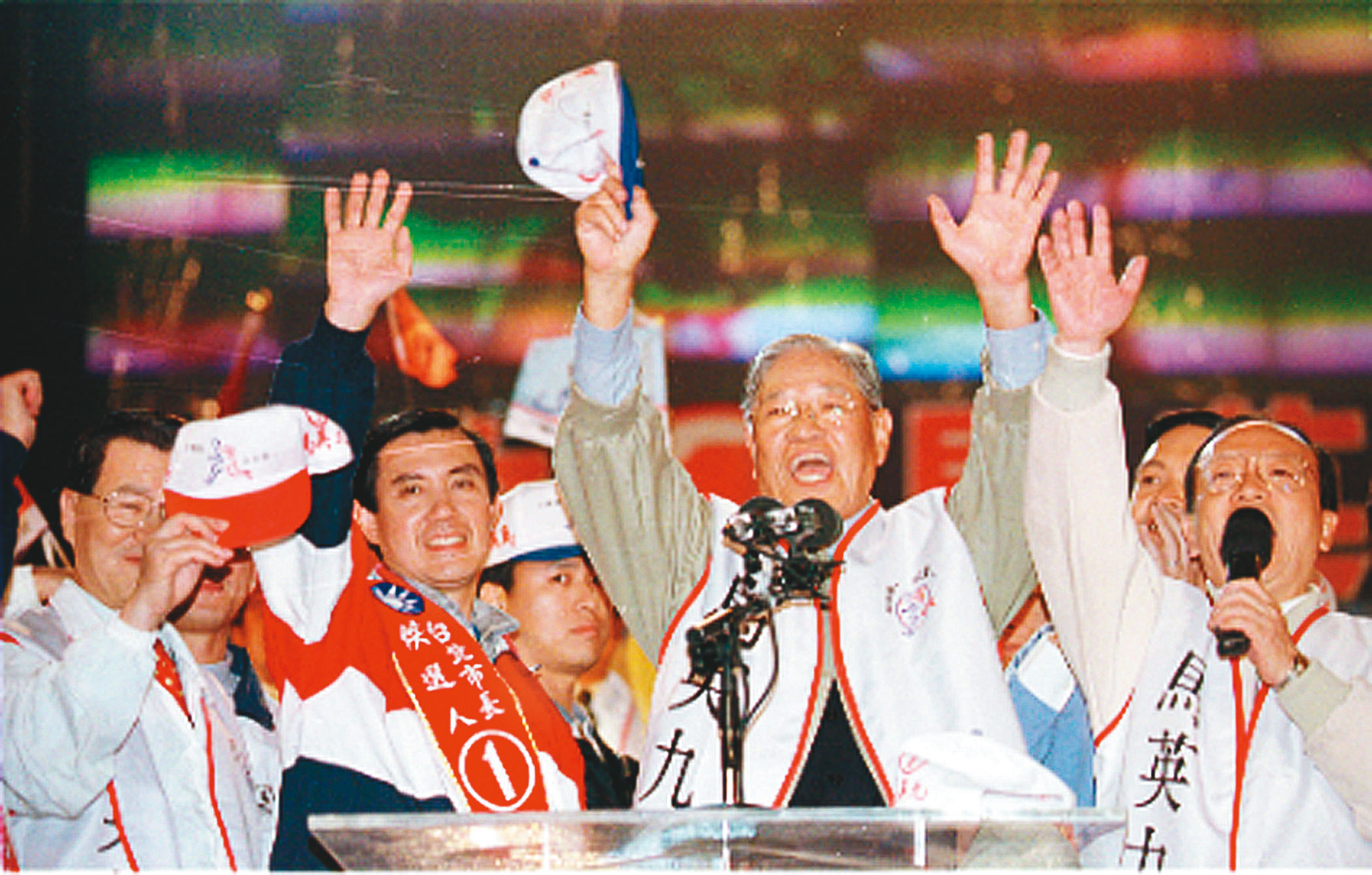1998年台北市長選舉,李登輝(右)在選前為馬英九(左)加持「新台灣人」,順利讓馬入主北市府。(中央社)