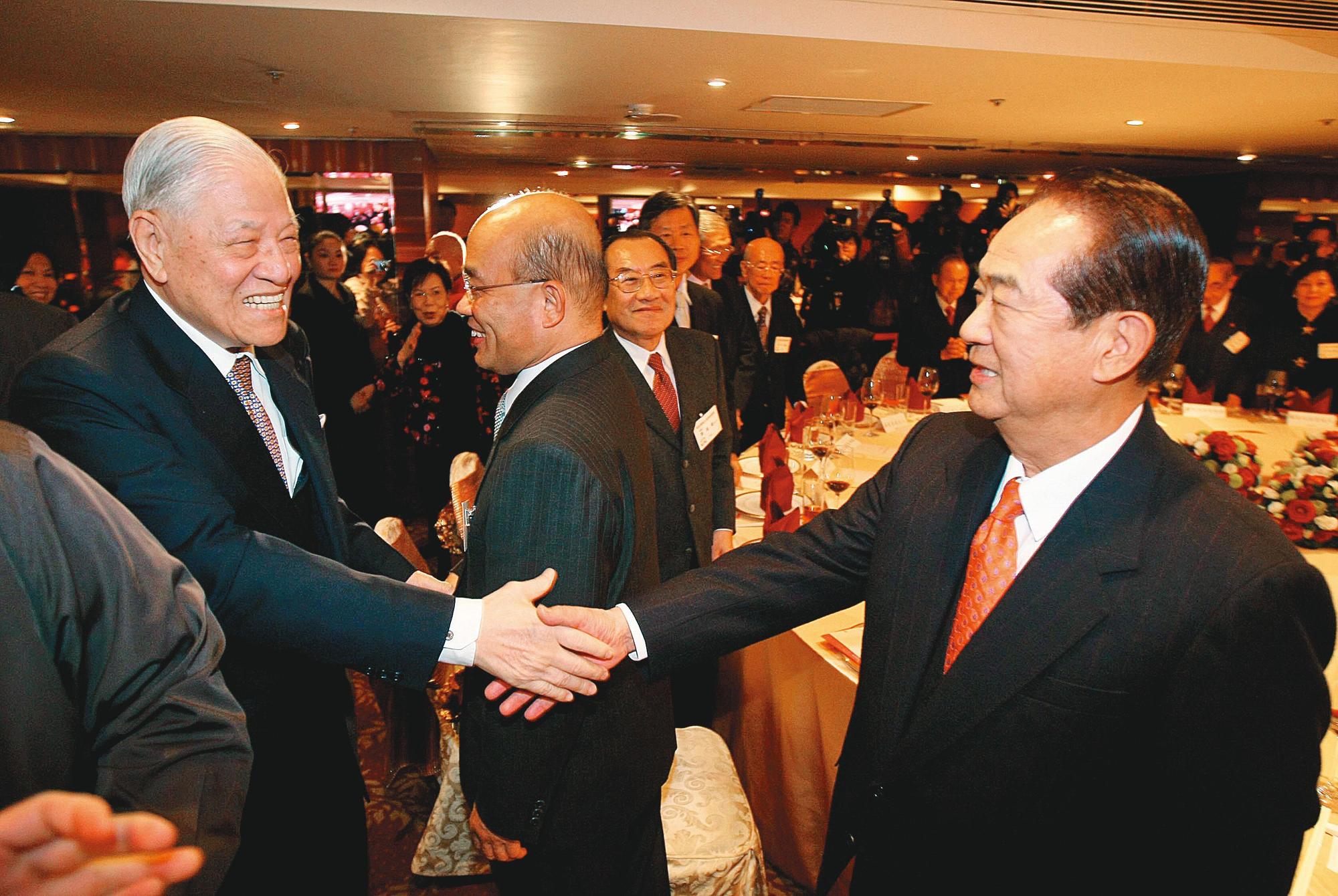 因精省使李登輝與宋楚瑜翻臉，但2011年1月宋楚瑜出席李登輝壽宴，2人上演大和解。（中央社）