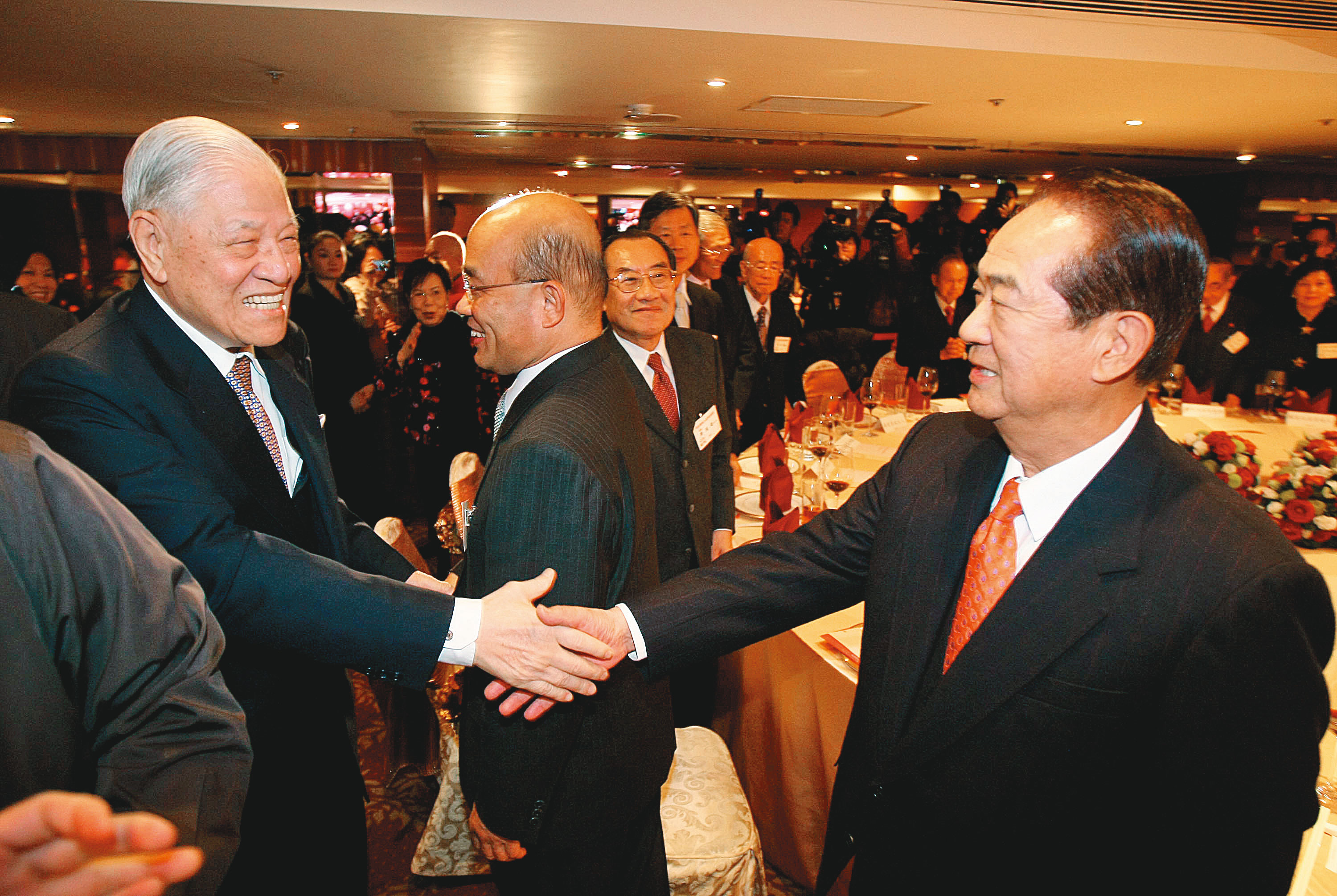 因精省使李登輝與宋楚瑜翻臉,但2011年1月宋楚瑜出席李登輝壽宴,2人上演大和解。(中央社)