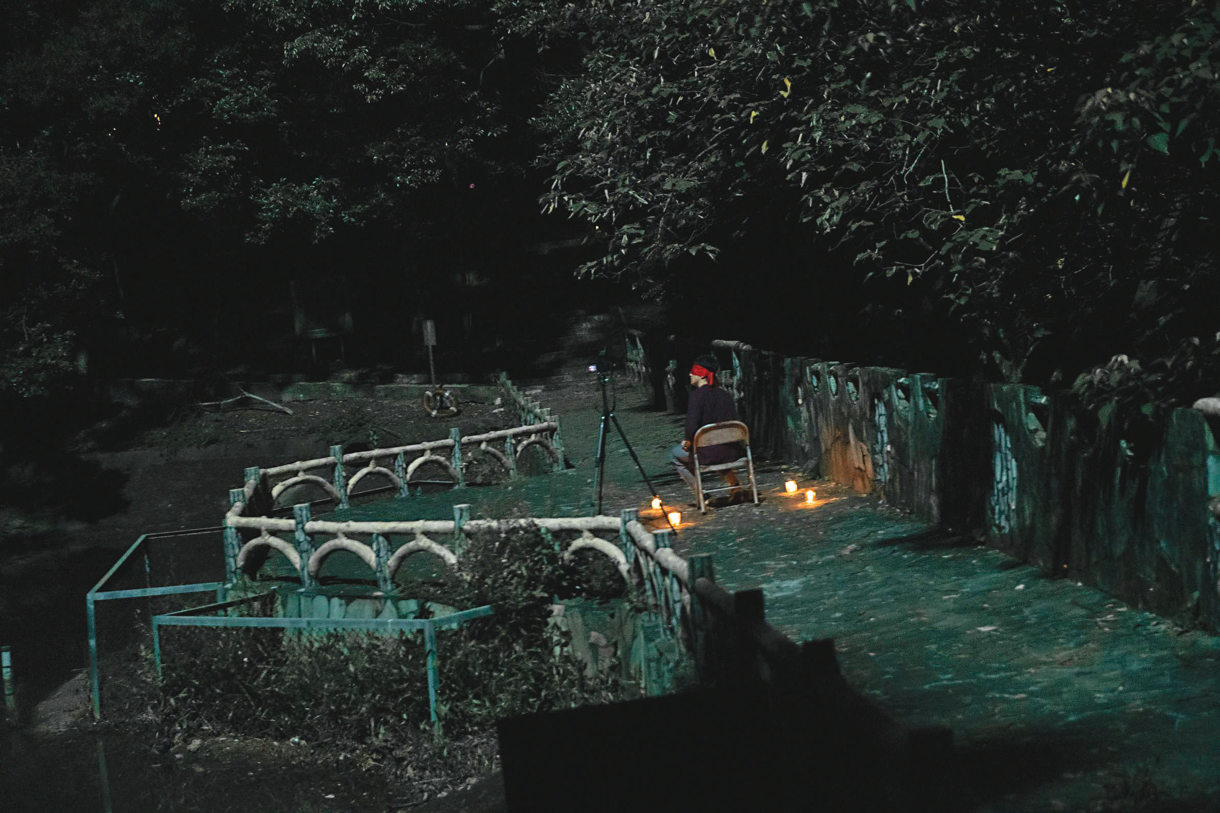 女鬼橋上試膽的受試者得矇上雙眼，是參考演員在校園被整的經歷，演出時更覺得刺激恐怖。（傳影互動提供）