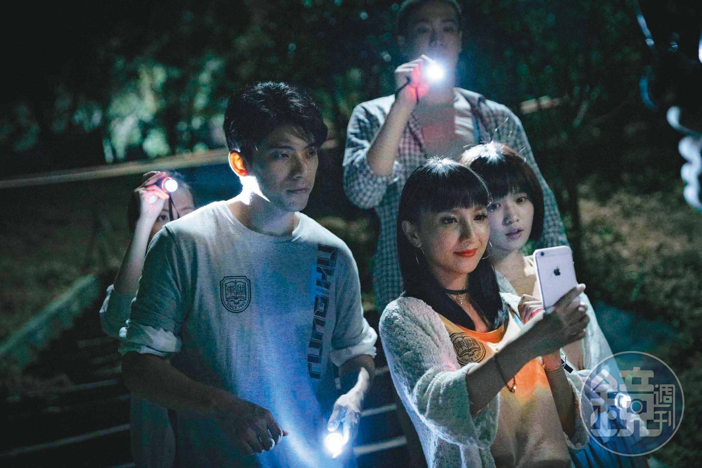 電影選角以演技為考量，演員林哲熹（前排左起）、張寗、嚴正嵐等都是演技受肯定的新生代演員。片中使用不少手機鏡頭畫面。（傳影互動提供）