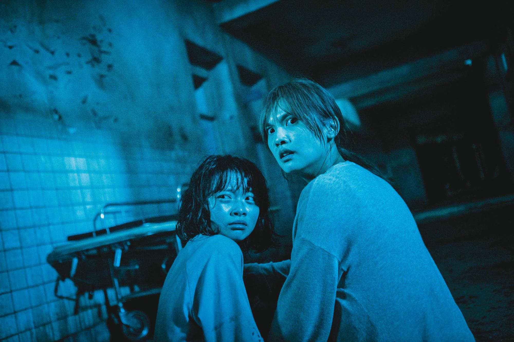 楊丞琳(右)、詹宛儒(左)主演的《紅衣小女孩2》有台灣本土恐怖片常見的鄉野色彩。