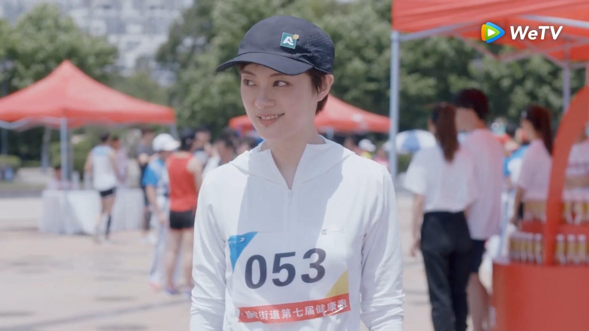 孫儷在《安家》中的馬拉松號碼053是女兒小花生日。(圖/WeTV提供)