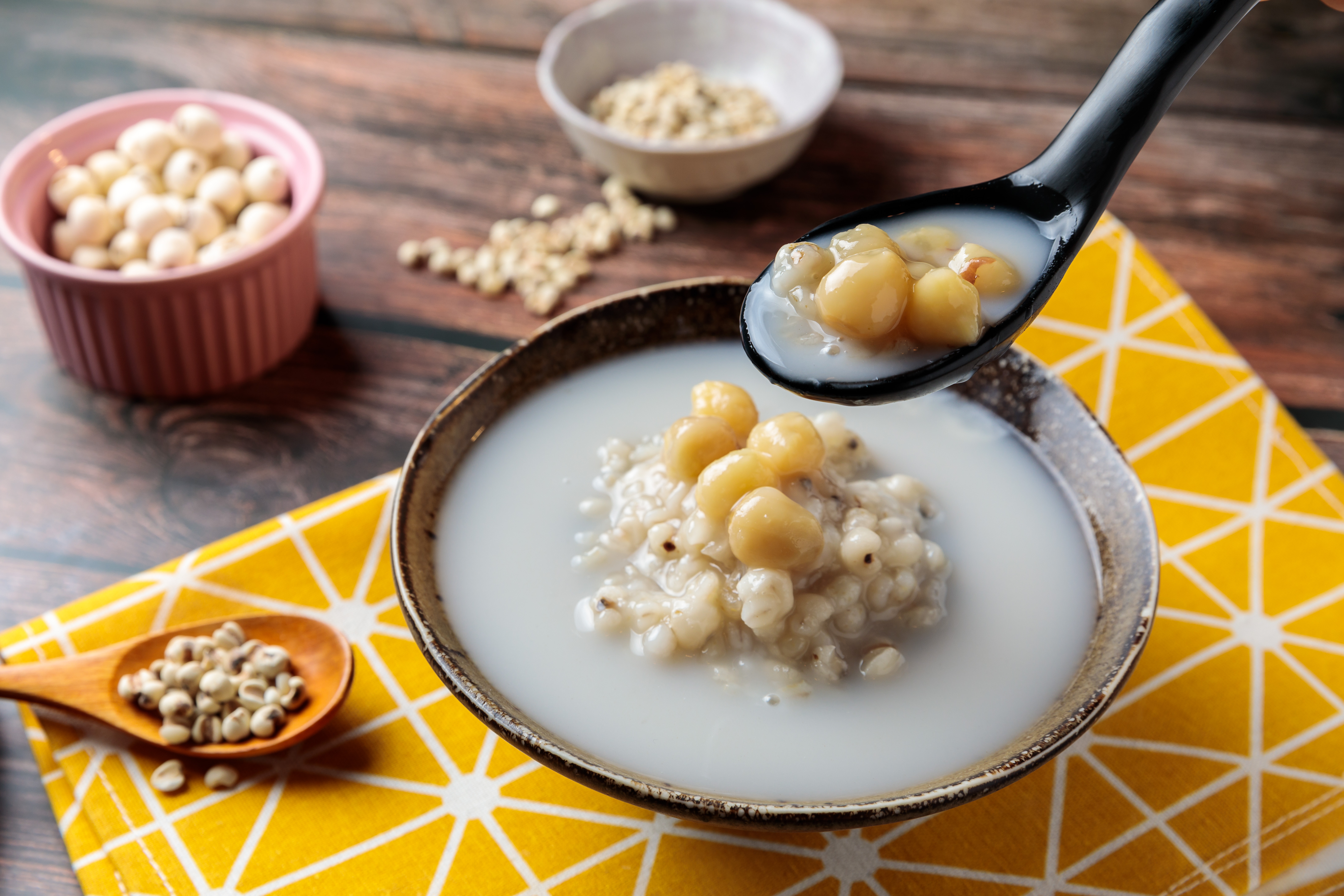 「養生蓮子薏仁湯」只用大薏仁去煮，糖蜜蓮子顆顆完整鬆軟，誠意度滿分。（70元／碗）