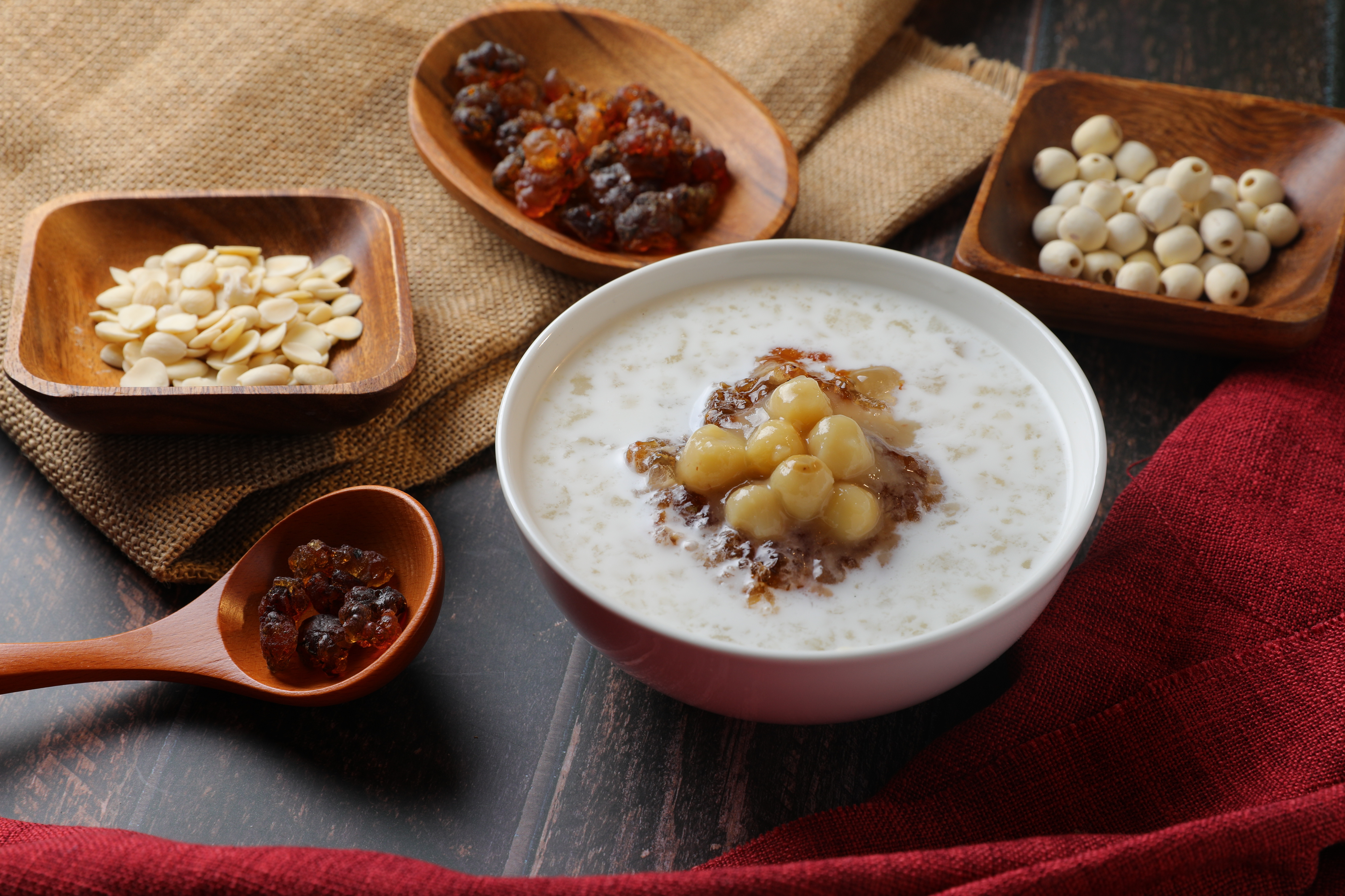 「燉雪蛤桃膠蓮子杏仁茶」用料澎湃，一碗當一餐飽足感很可以。（200元／碗）