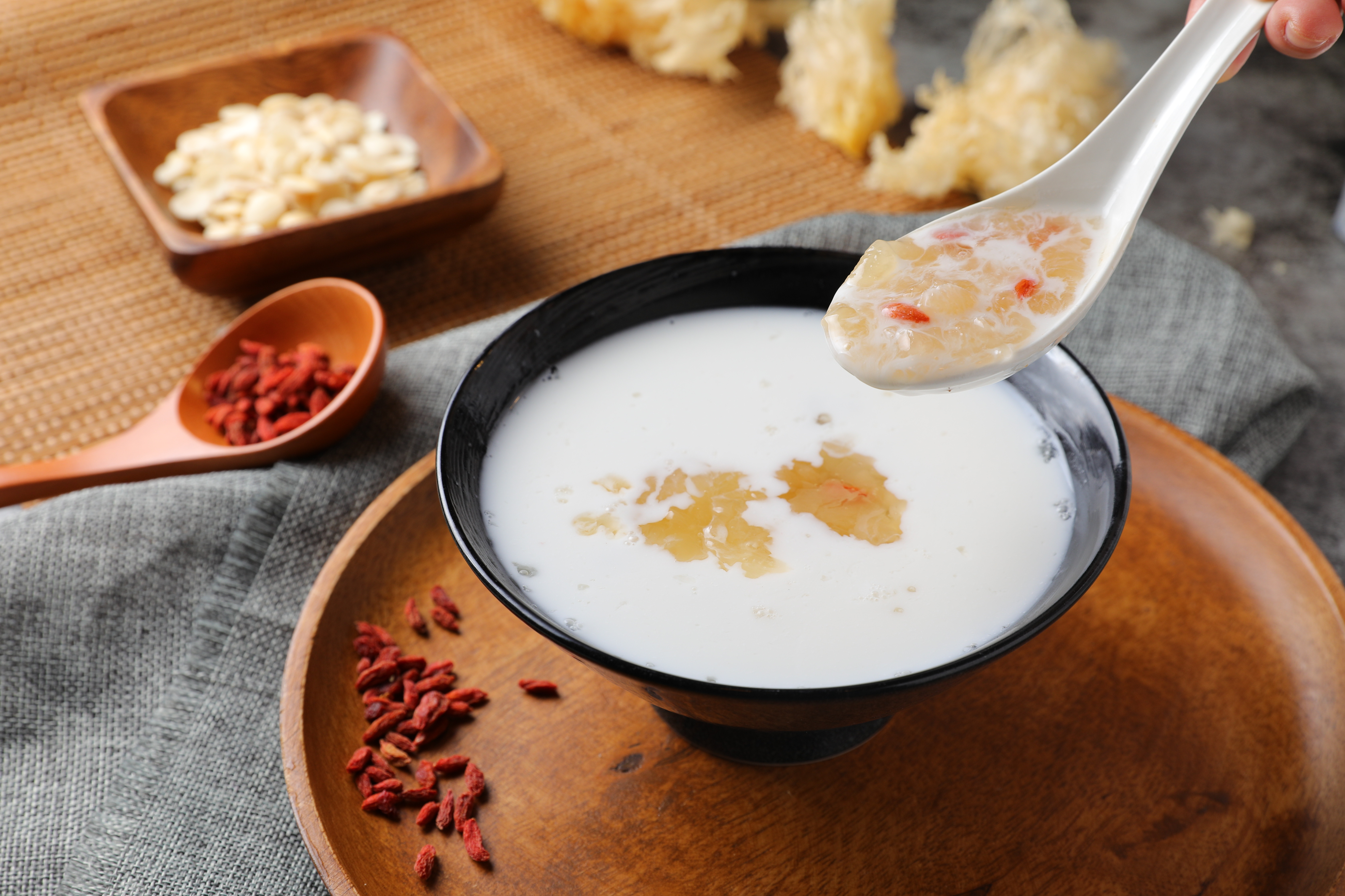 「枸杞銀耳杏仁茶」以南杏熬煮，完全不加香精和澱粉修飾。（60元／碗）