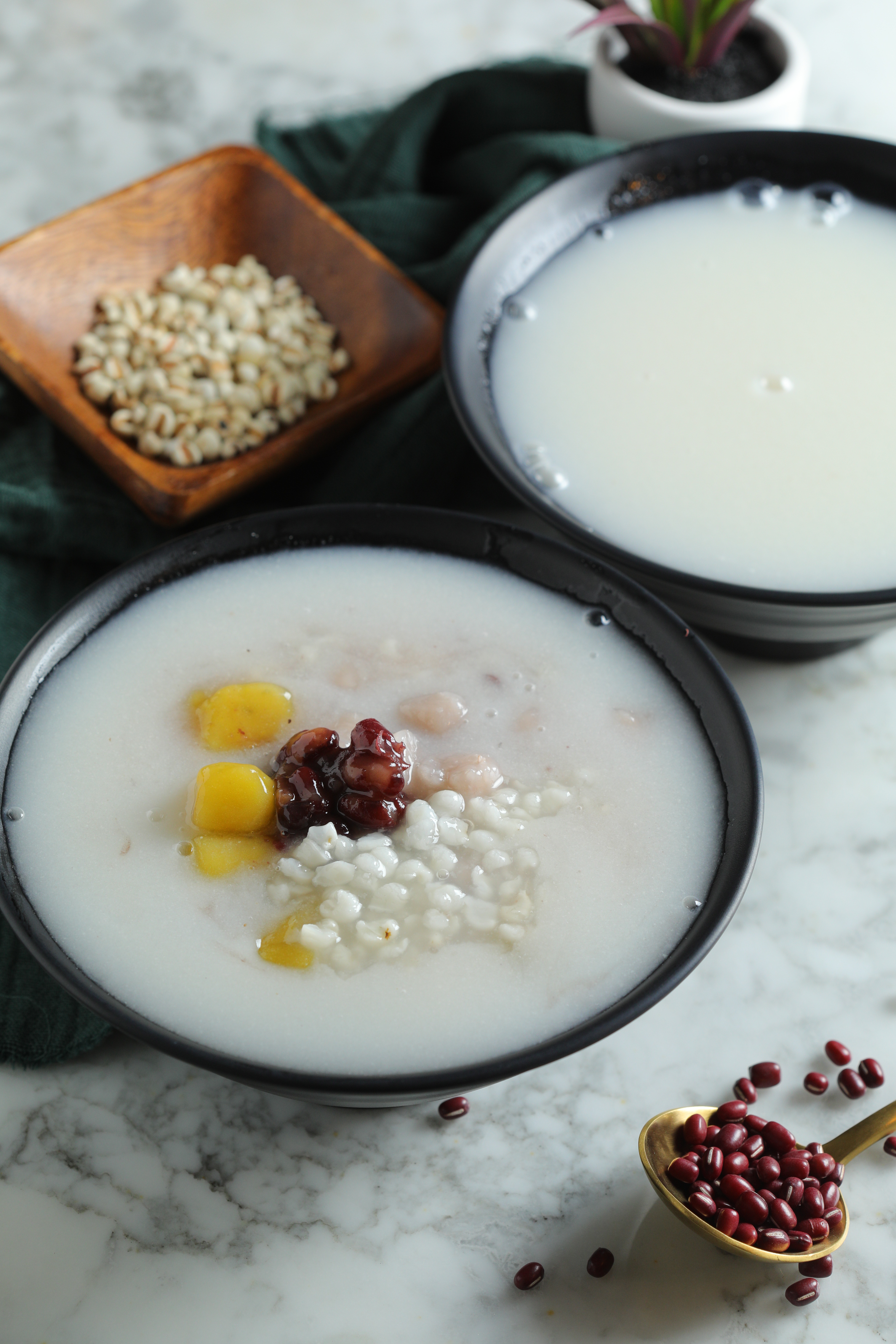 無糖的「薏仁漿」搭配微甜紅豆，同時平衡薏仁的微寒特性。（50元／碗，送1種配料。65元／碗，可任選3種配料）