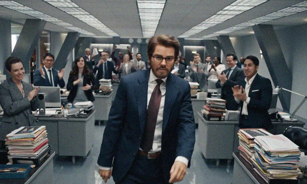 泰勒絲變裝鬍子男，在最新MV〈The Man〉裡狂婊現今的種種男女不平等。（翻攝自MV）