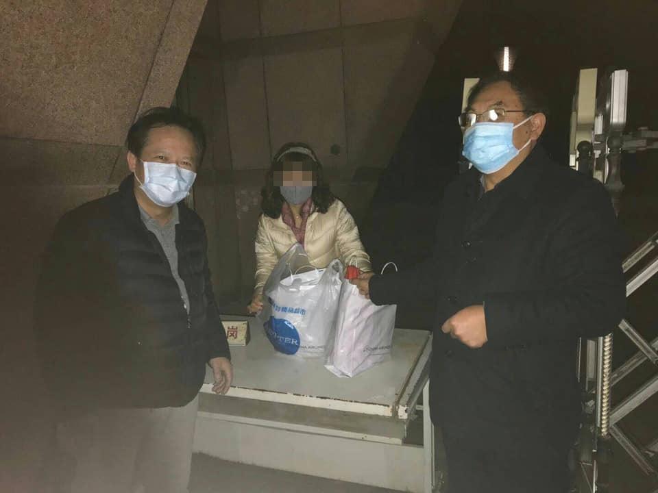 滯留中國湖北的血友病童母子已於24日返台,《新華社》26日訪問荊門市台協會長簡俊男。(翻攝姚人多臉書)