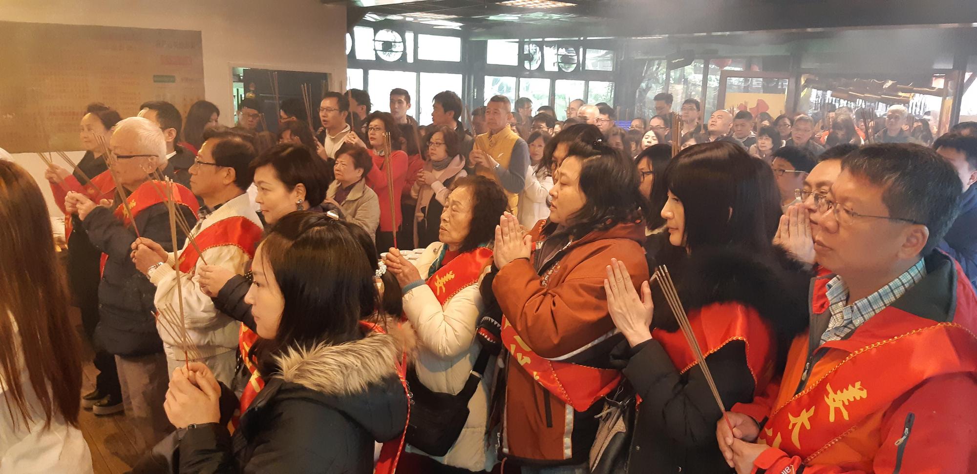 每年陽明山姜太公道場舉辦法會,皆擠滿信眾;現階段採取「防疫不聚眾」,請信眾不必出席法會。(翻攝畫面)