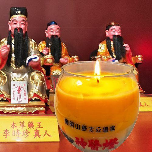 因新冠肺炎疫情升溫,道場指出,點神醫燈信眾比以往多出3成。(翻攝畫面)