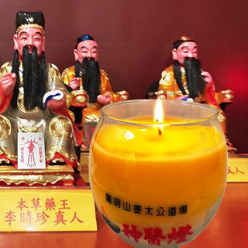 因新冠肺炎疫情升溫，道場指出，點神醫燈信眾比以往多出3成。（翻攝畫面）