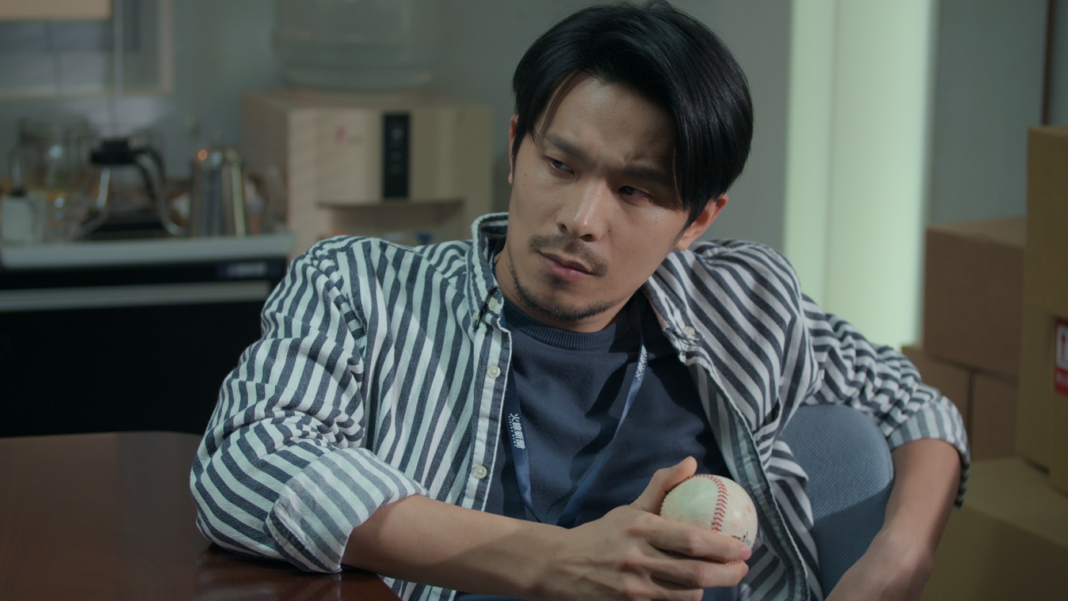 姚淳耀主演《鏡子森林》記者「侯方平」。（公視提供）