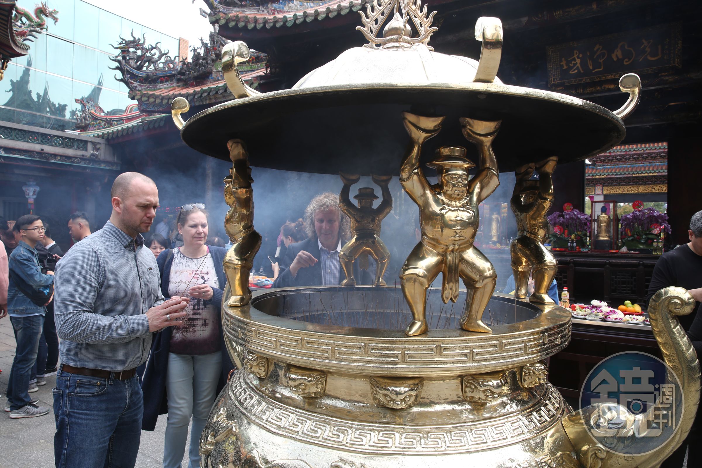 香火鼎盛的萬華龍山寺日前貼出公告，宣告將自今年3月13日起停止供應香客免費香枝，遊客入寺參拜也將不得自行攜帶香枝。