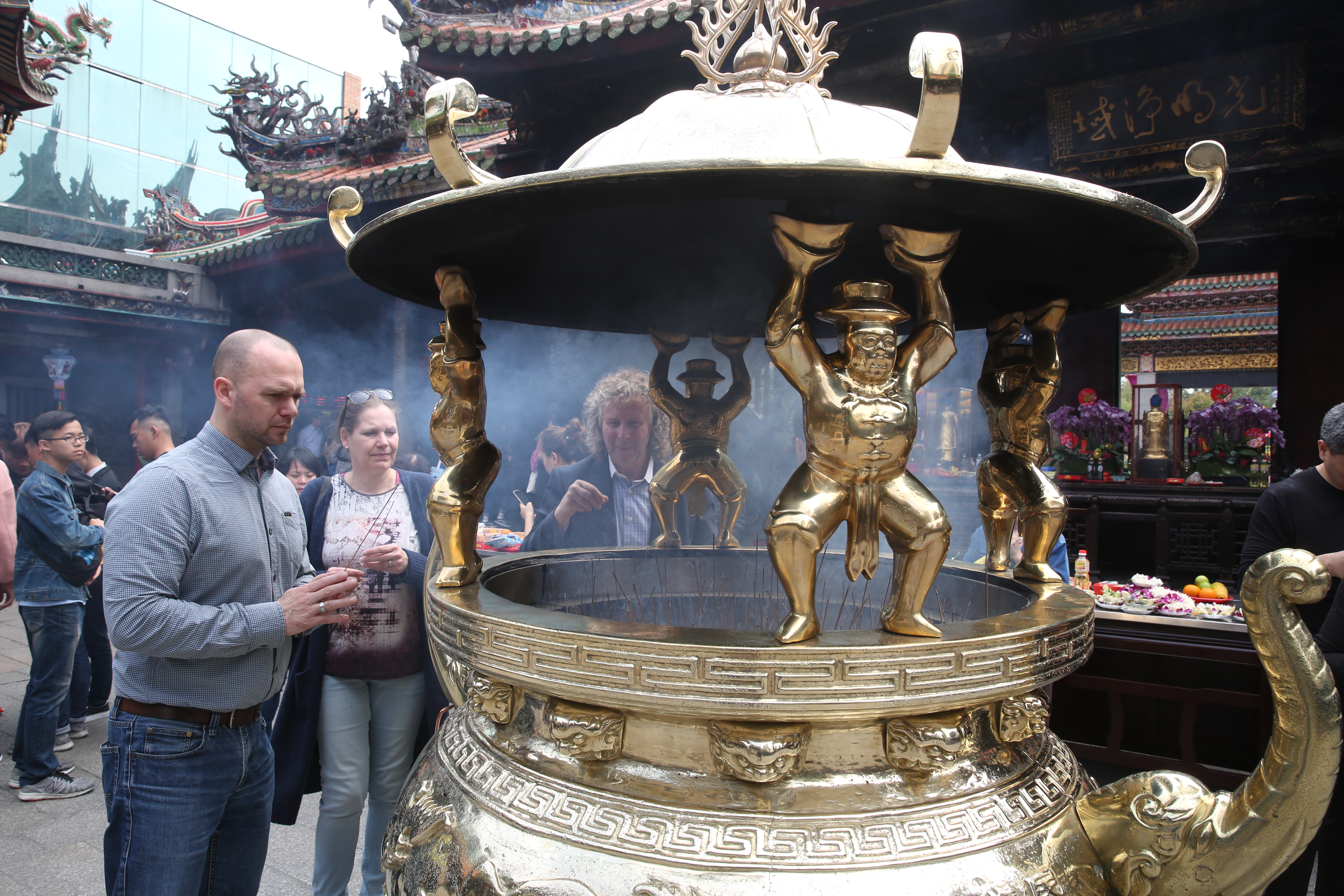 香火鼎盛的萬華龍山寺日前貼出公告，宣告將自今年3月13日起停止供應香客免費香枝，遊客入寺參拜也將不得自行攜帶香枝。