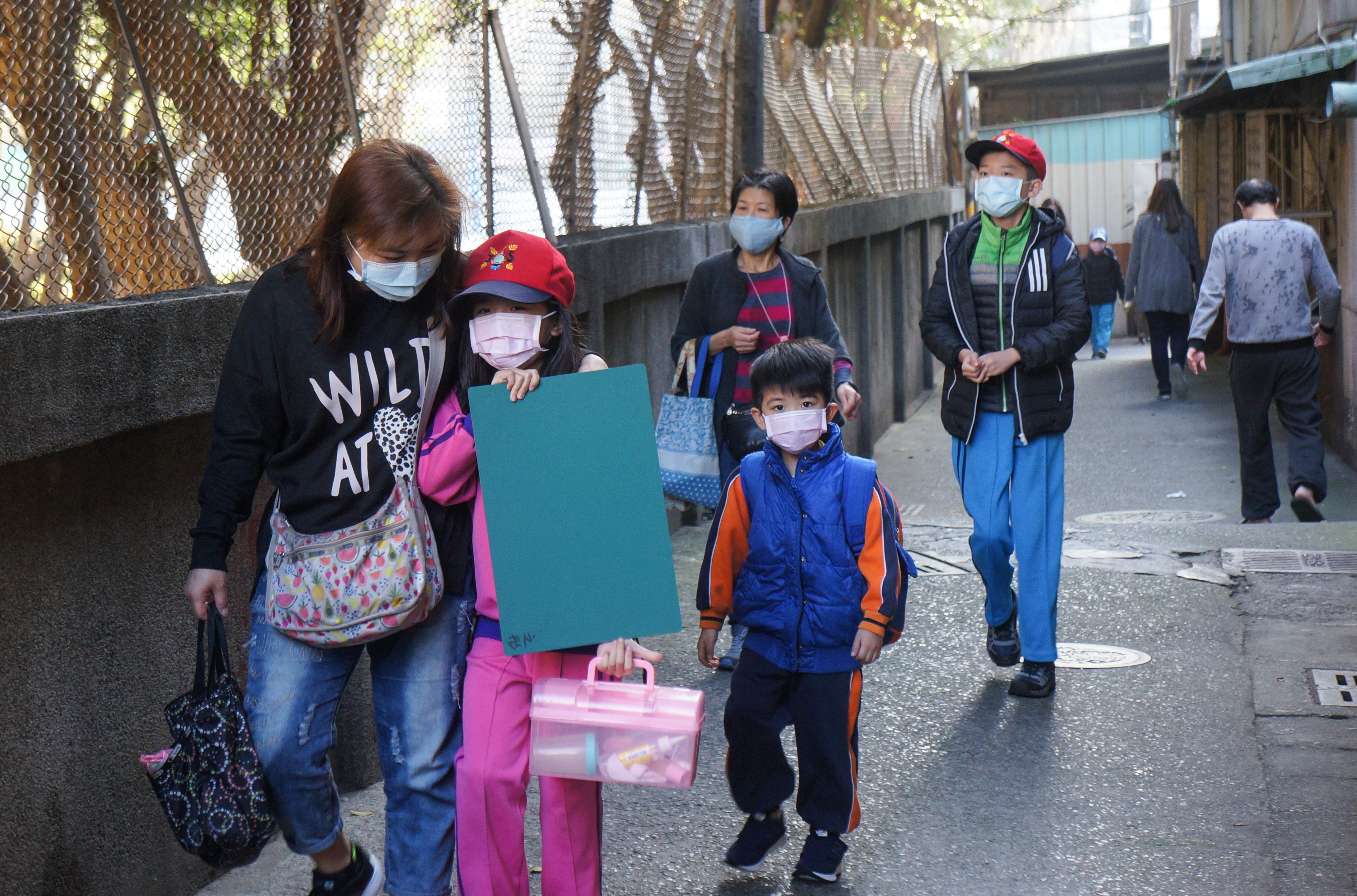 首波防疫照顧假已於2月24日結束，現階段勞工家長只能依《性別工作平等法》請家庭照顧假。（本刊資料照）