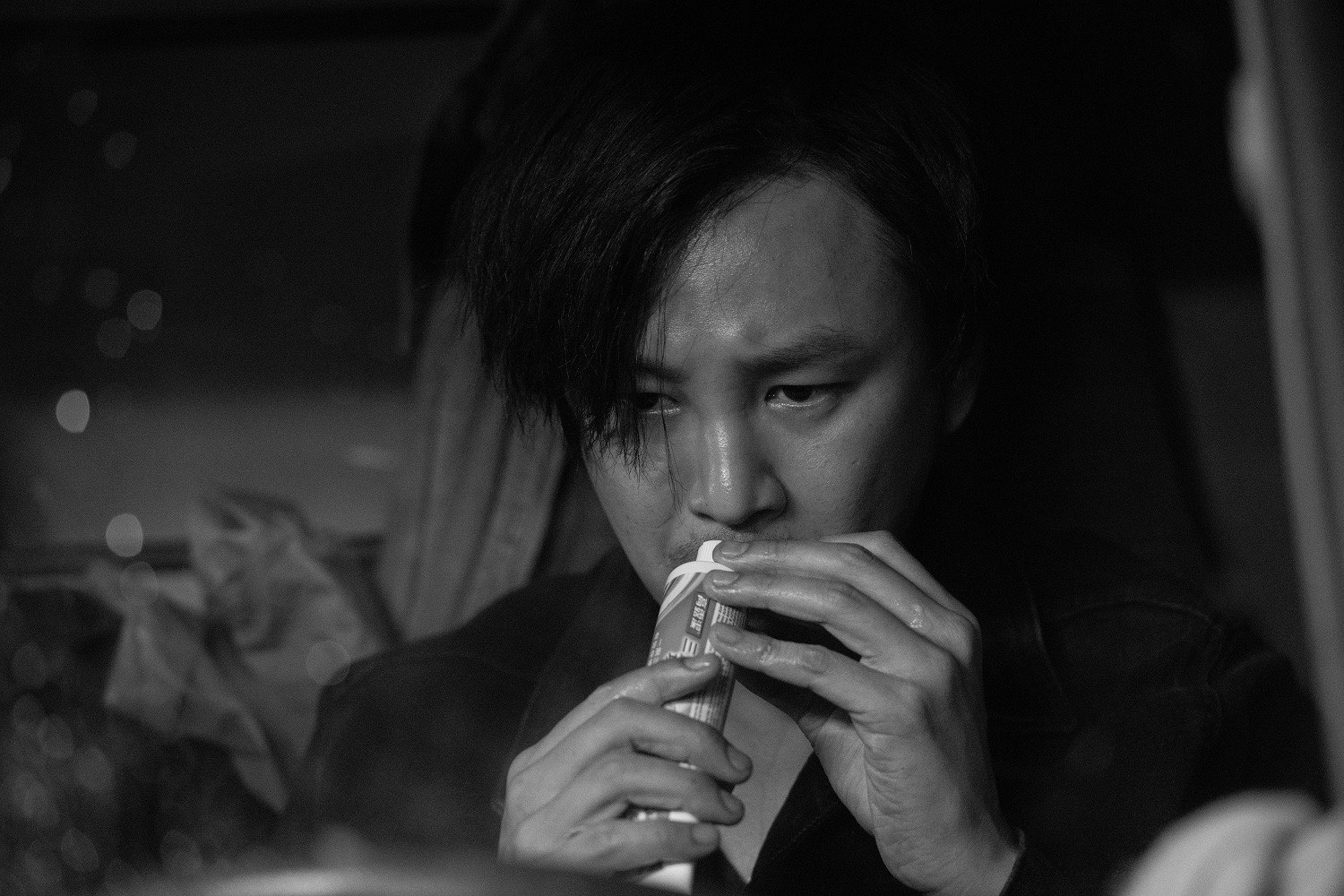 張書偉在片中不斷找尋東西吃，苦尋不著的他索性拿起礦泉水猛灌，還吞起牙膏。（七十六号原子提供）