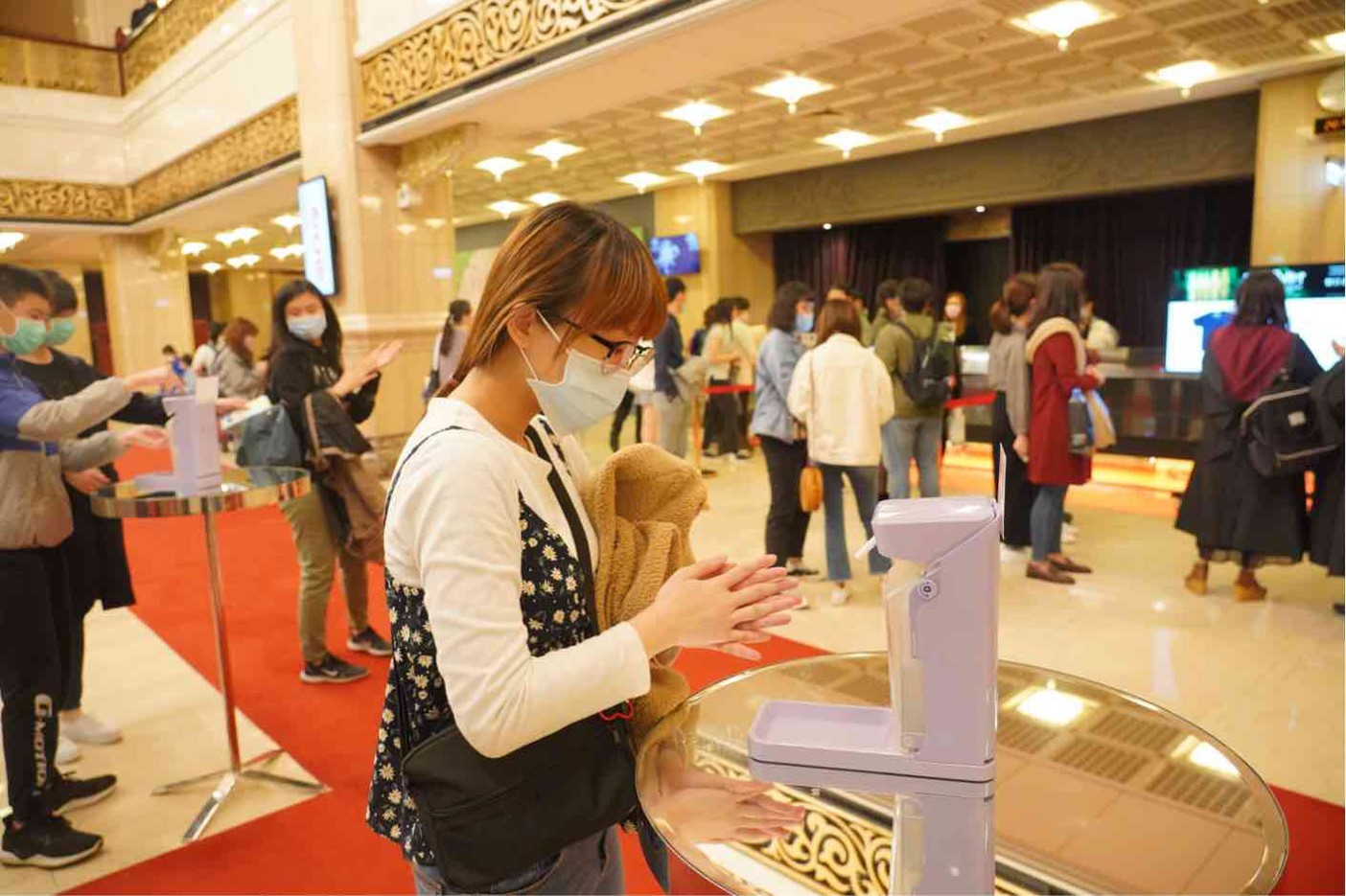 國家音樂廳場館在各出入口配置酒精乾洗手劑，供民眾使用，做好防疫工作。（牛耳藝術提供）
