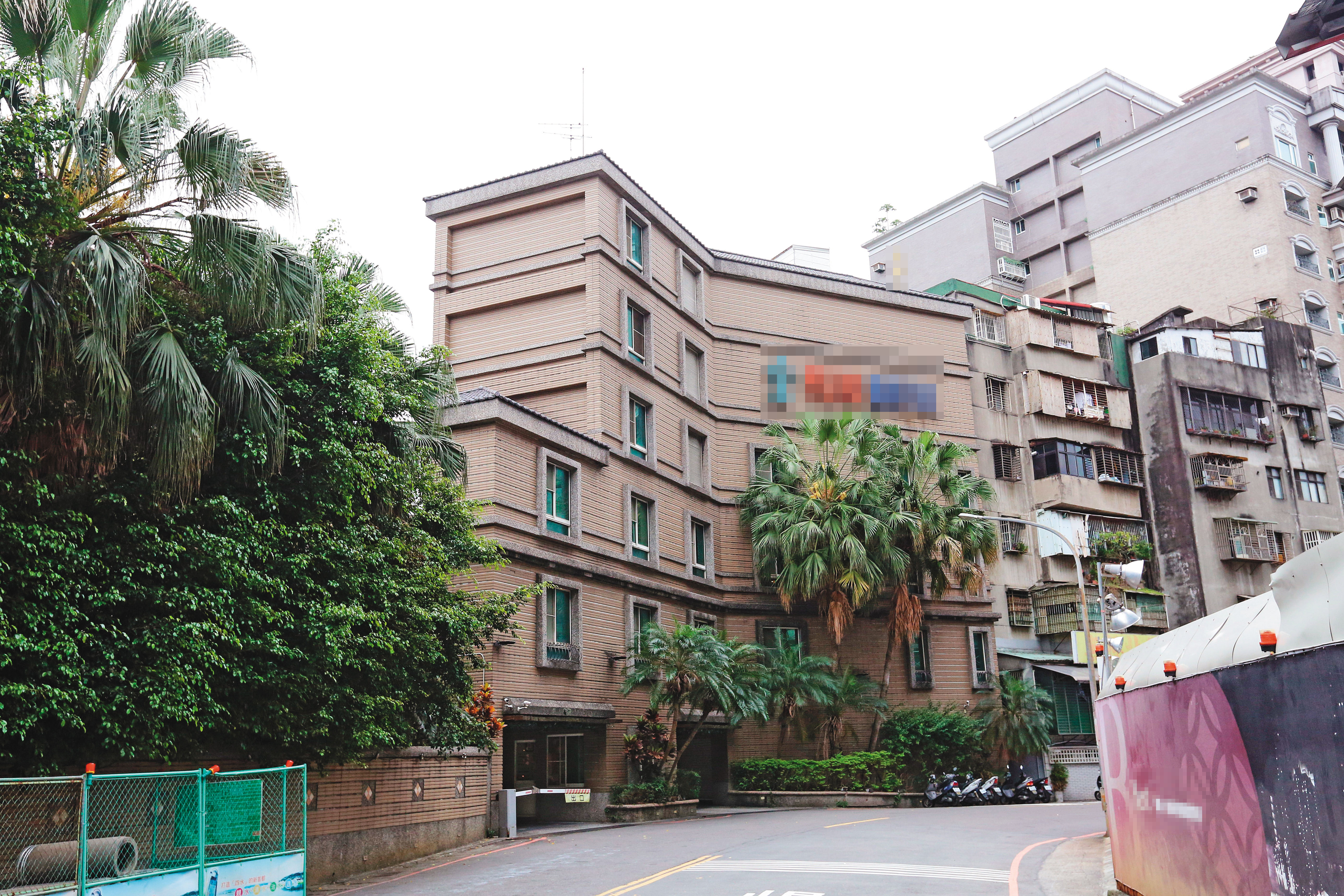 色老闆覬覦女會計姿色，將她載到板橋汽車旅館（圖）性侵得逞，還食髓知味要求簽下性愛契約，並在板橋另家商旅再度姦淫女會計。