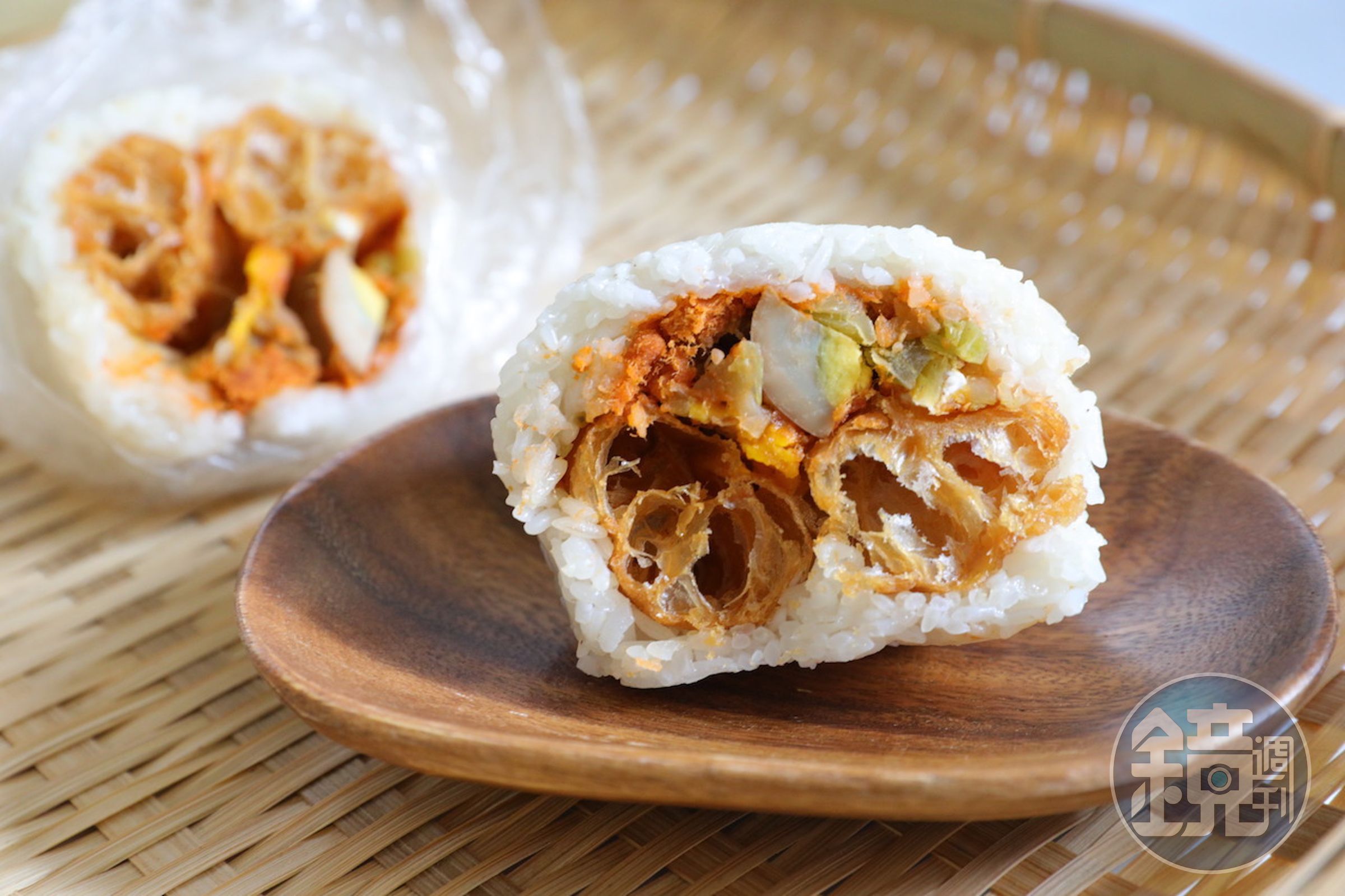 2顆拳頭大的「飯糰」，熱燙紮實。（35元／中顆）