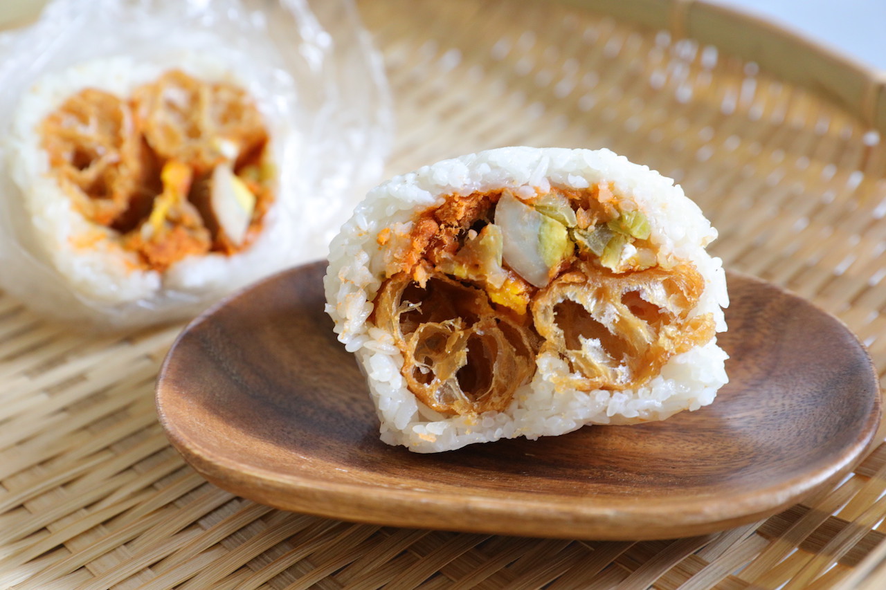 2顆拳頭大的「飯糰」，熱燙紮實。（35元／中顆）