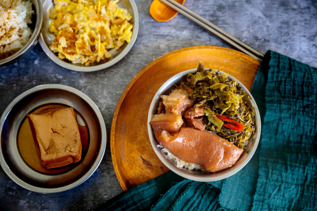 肥滋滋的「爌肉飯」（腳庫部位，65元／碗）「滷豆腐」（10元／塊）「菜圃蛋」（10元／小）全都銅板價。