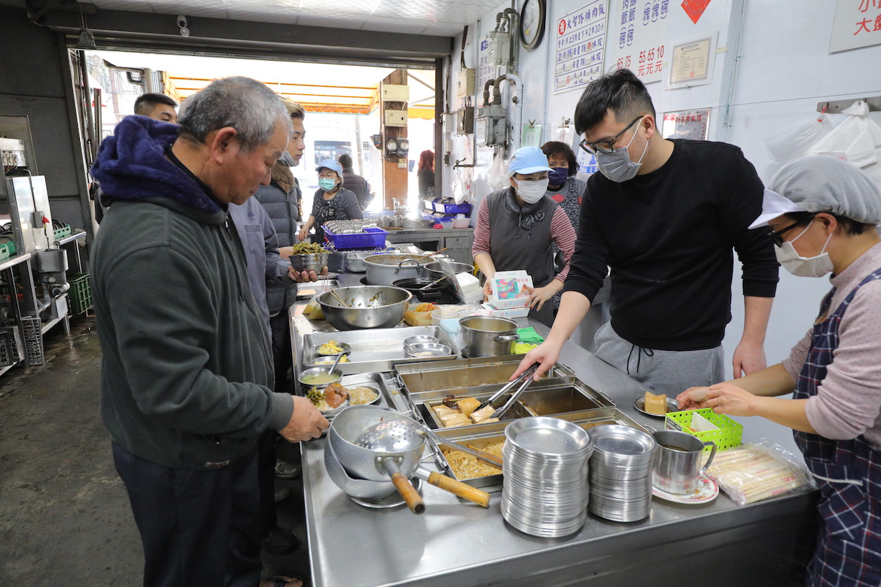 這裡用半自助餐型式點餐，客人拿著托盤、點菜、付錢找位置。