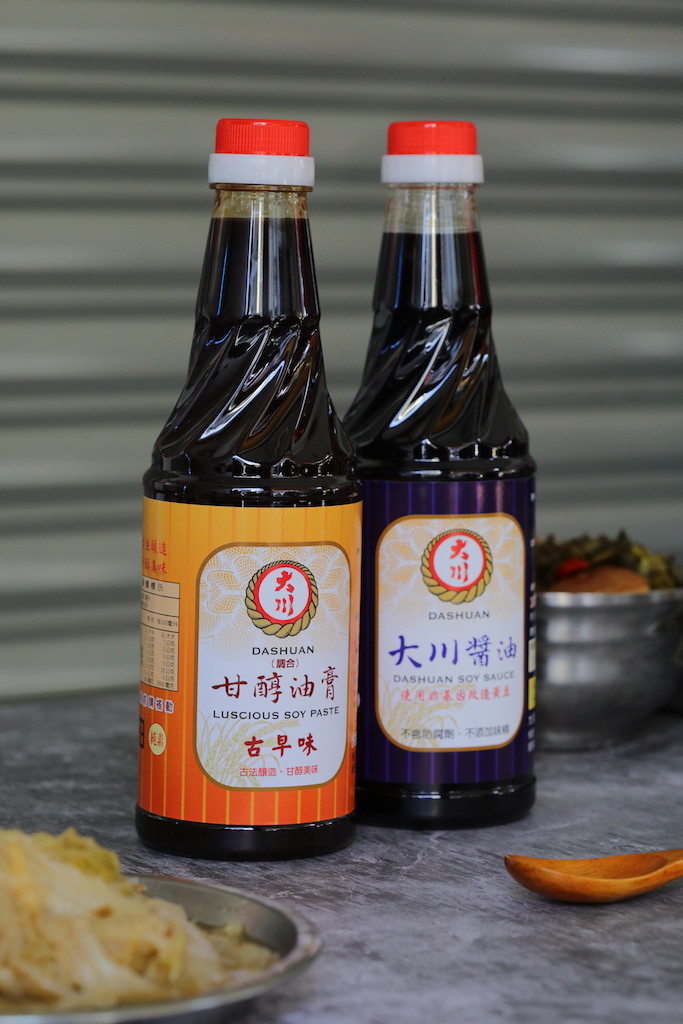 店裡指定的「大川醬油」和「甘醇油膏」也有外賣。（皆為60元／瓶）