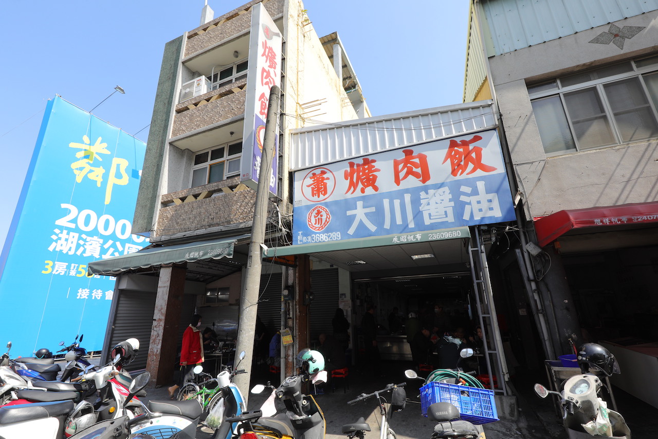路旁鐵皮屋裡的「蕭爌肉飯」受到老台中人喜愛。