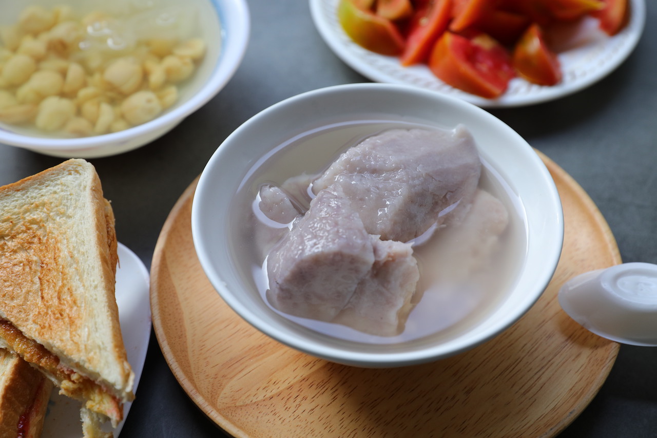 「阿斗伯冷凍芋」賣的食物組合蠻奇特，「冰凍芋」、「熱豆花」、「木耳蓮子湯」還可以配「烤吐司」 。