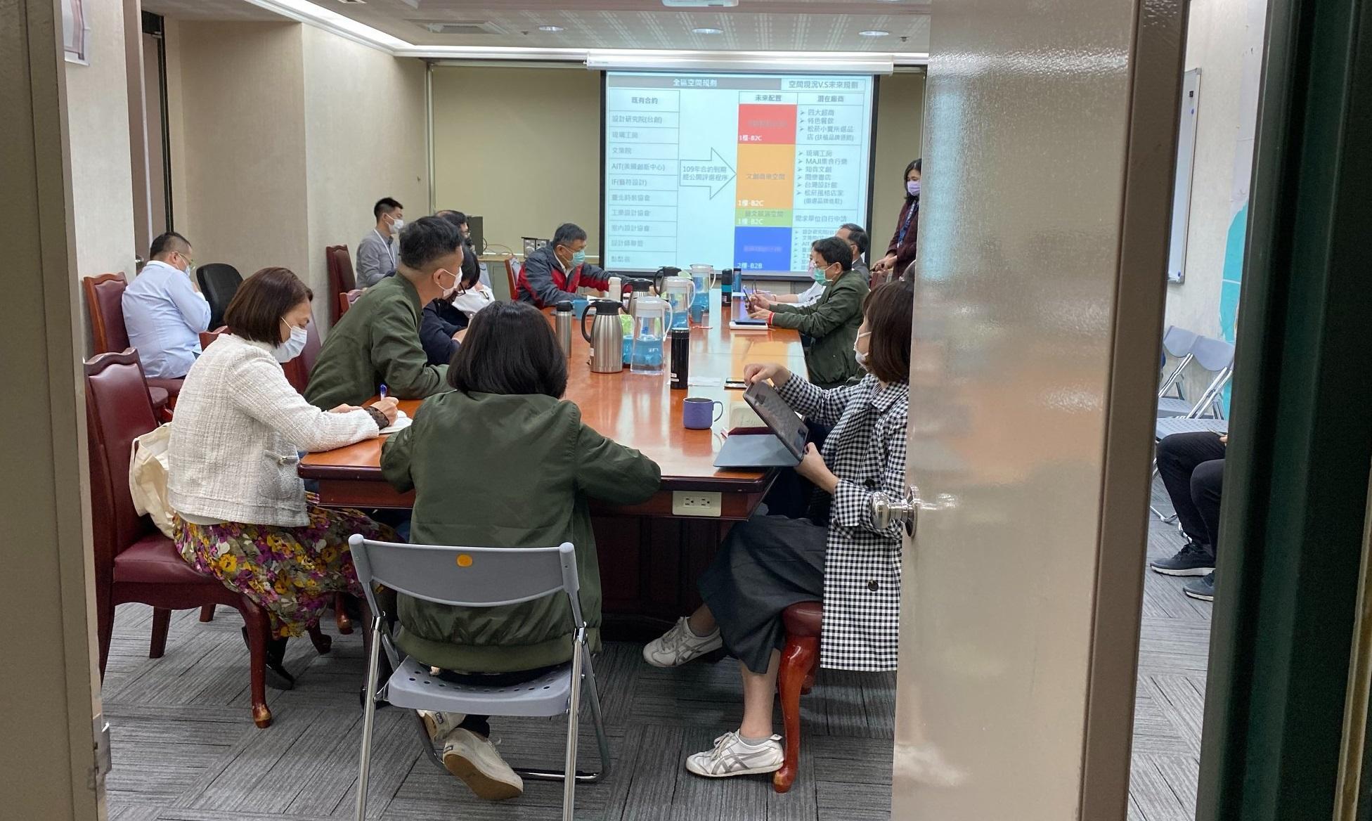 台北市長柯文哲昨疑似感染諾羅病毒，今早仍正常開會。（翻攝自柯文哲臉書）