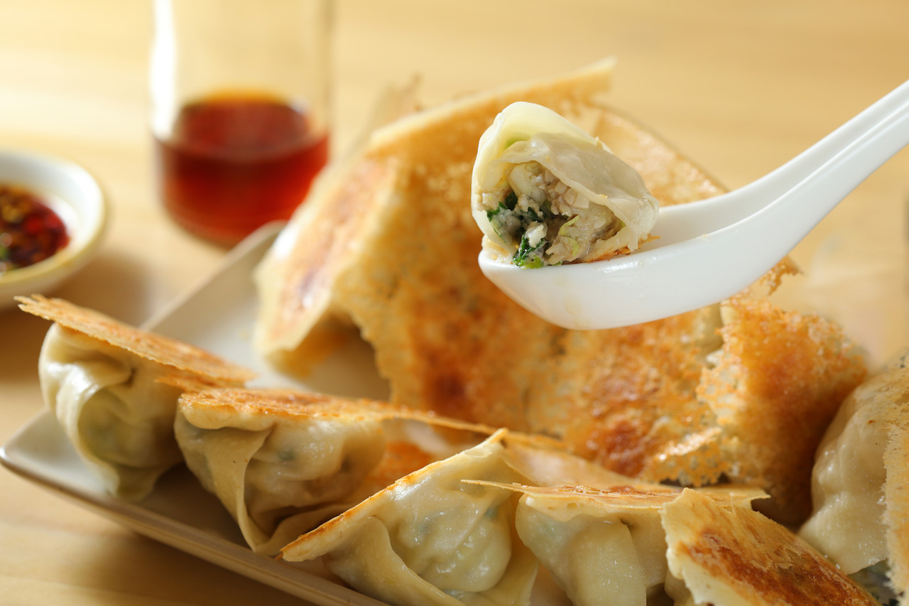 底部有漂亮冰花的「鍋貼」，咬下會爆肉湯。（95元／份）