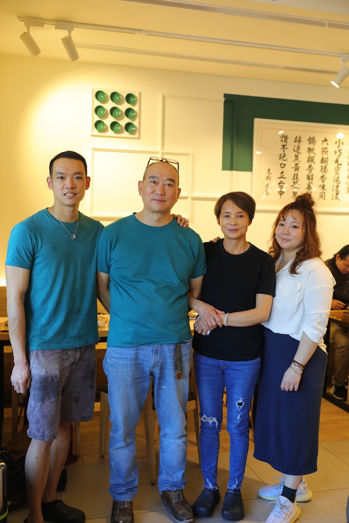 余岱剛（左1）和姐姐余文蓉（右1）和爸爸余天瑞（左2）媽媽馮塏方（右2），同心為老店轉型。