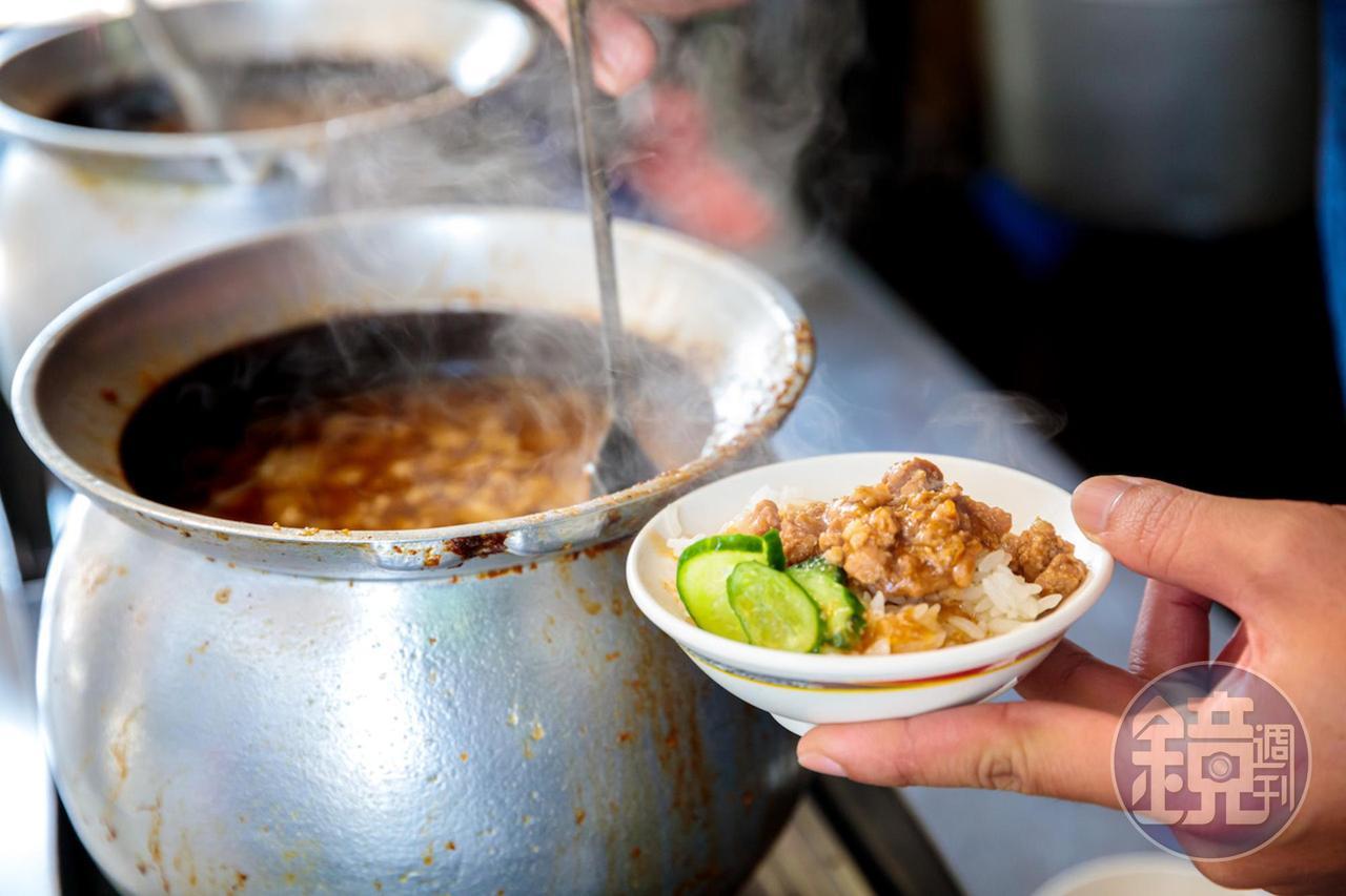 冬日晨光斜灑在冒著煙氣的滷肉臊鍋，這一碗米糕勾人早起。