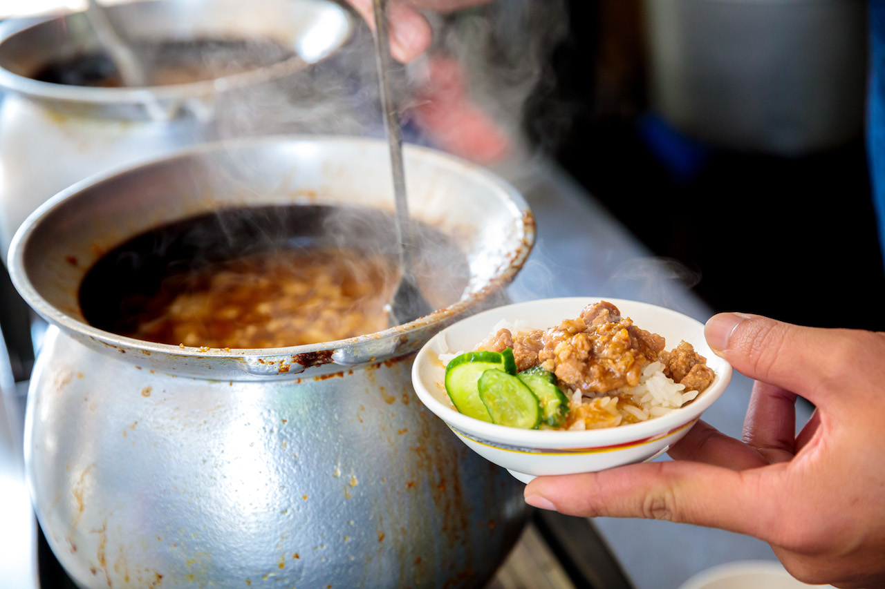 冬日晨光斜灑在冒著煙氣的滷肉臊鍋，這一碗米糕勾人早起。