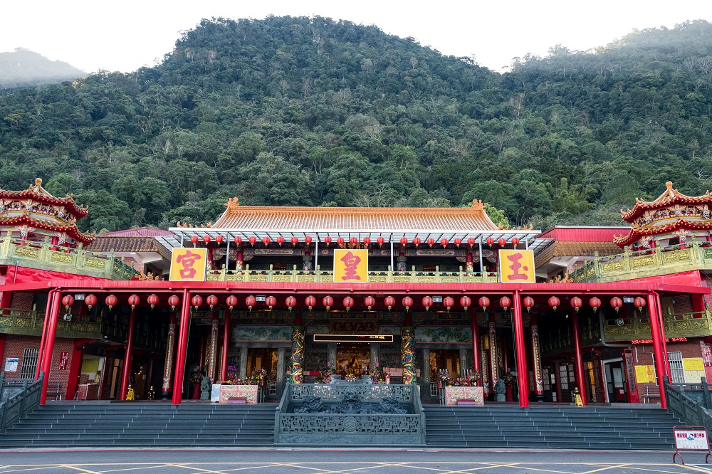 走完步道，可順遊至「玉皇宮」參拜。