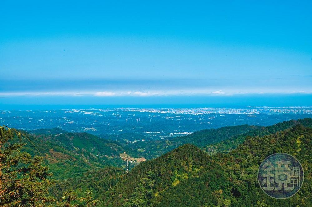 五指山慈惠堂的休息平台上,可以遠眺新竹風光。