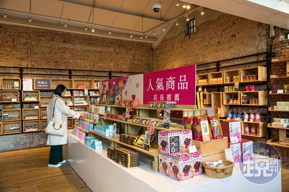 菓風小舖內販賣許多KUSO包裝的糖果。