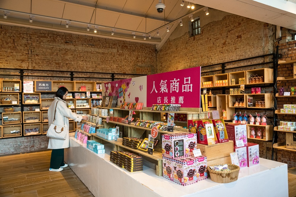 菓風小舖內販賣許多KUSO包裝的糖果。