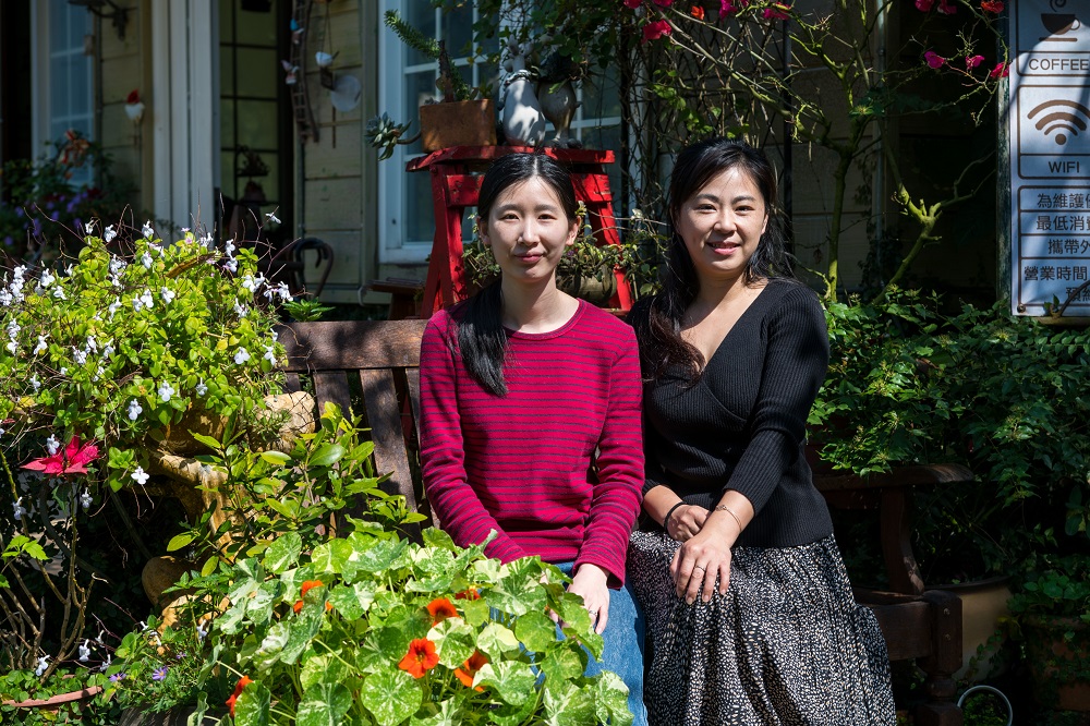 Alice（右）與妹妹歐玲（左）一起經營咖啡館。