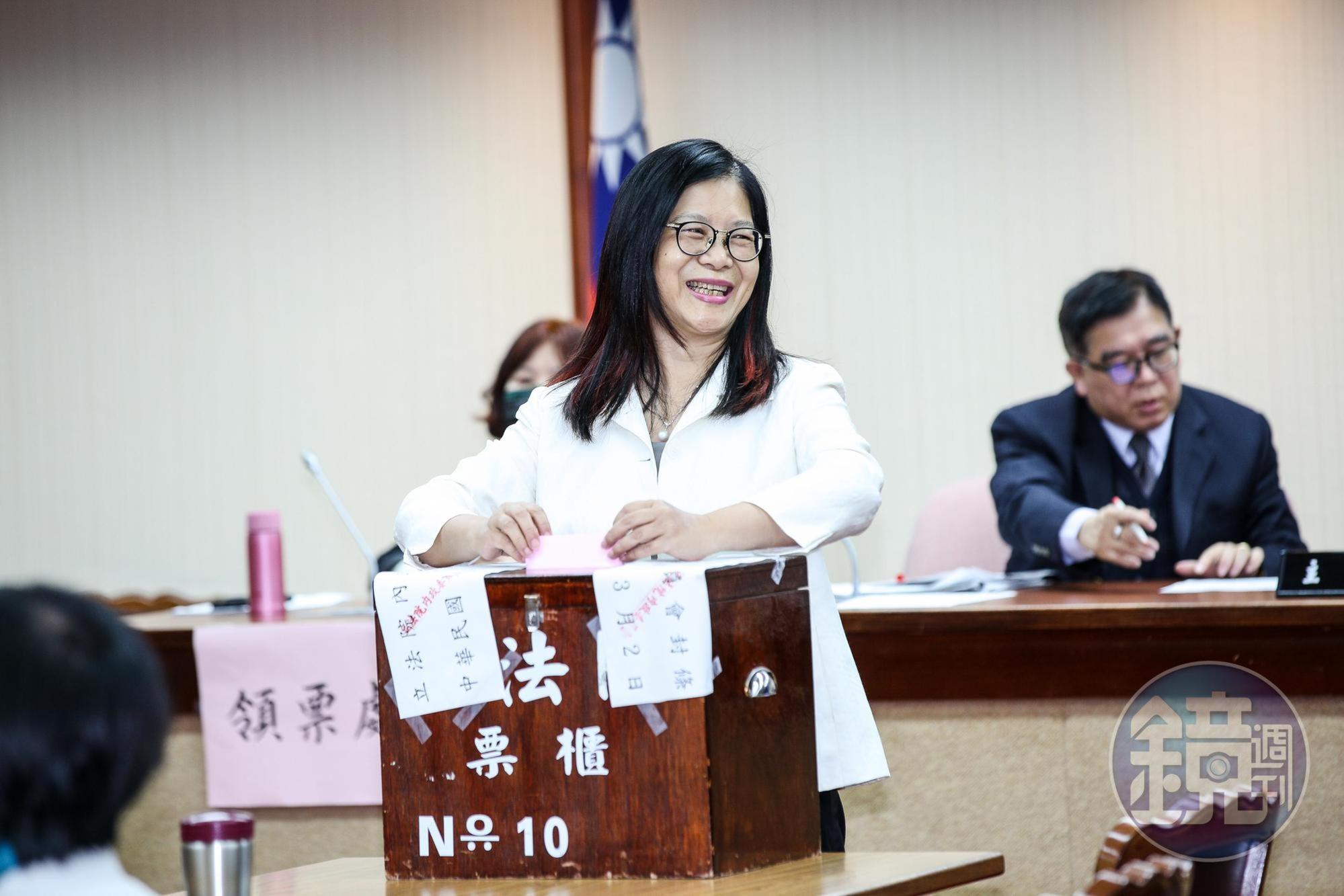 民進黨立委管碧玲抽中內政委員會召委,圖為她投票的畫面。