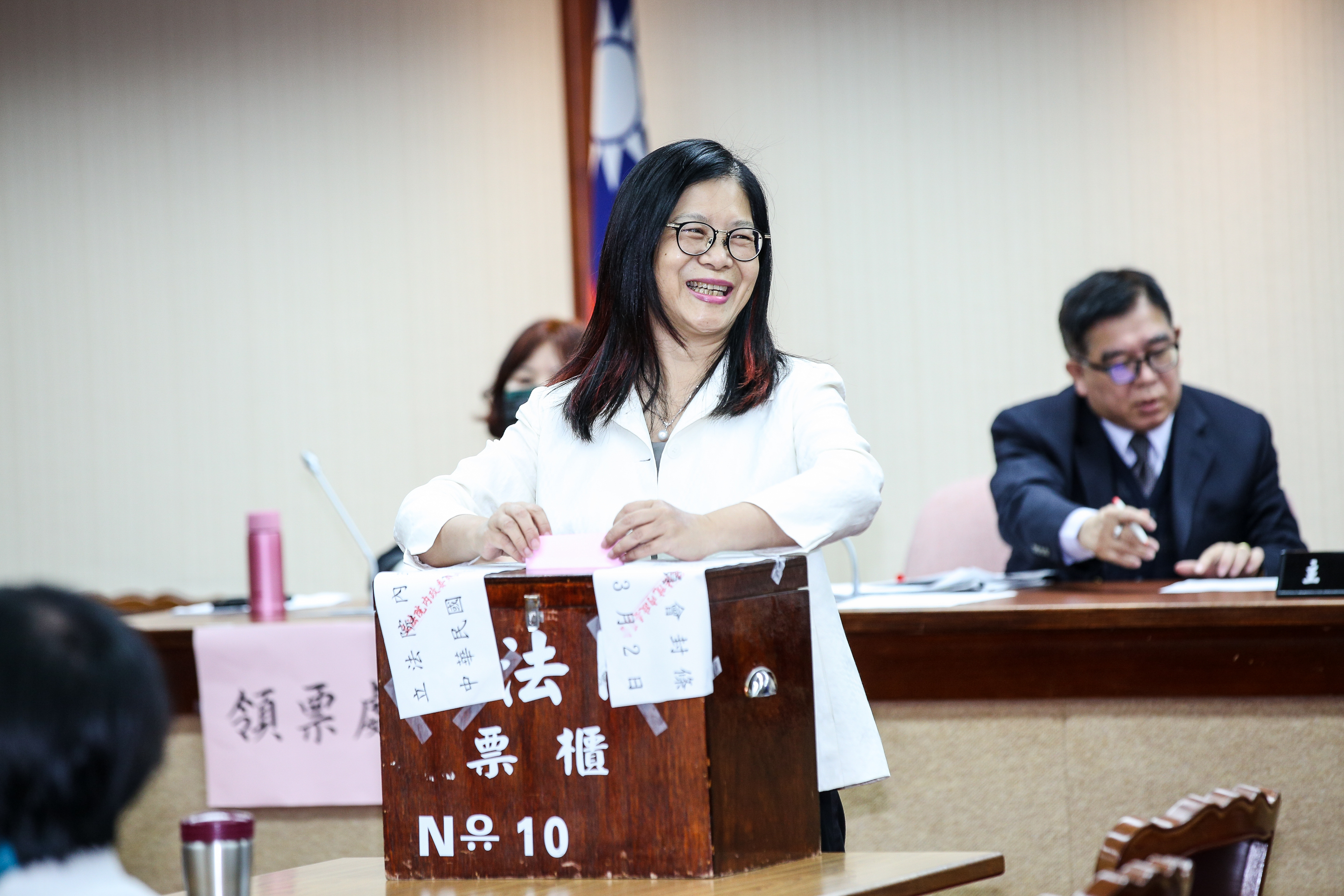 民進黨立委管碧玲抽中內政委員會召委,圖為她投票的畫面。