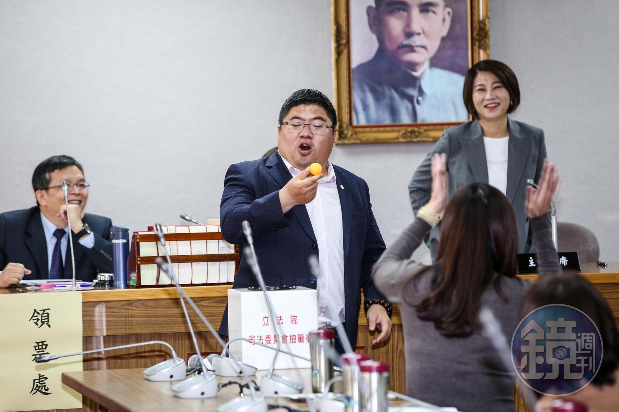 民進黨立委蔡易餘沒有抽中司法委員會召委,抽籤時他的表情逗趣。