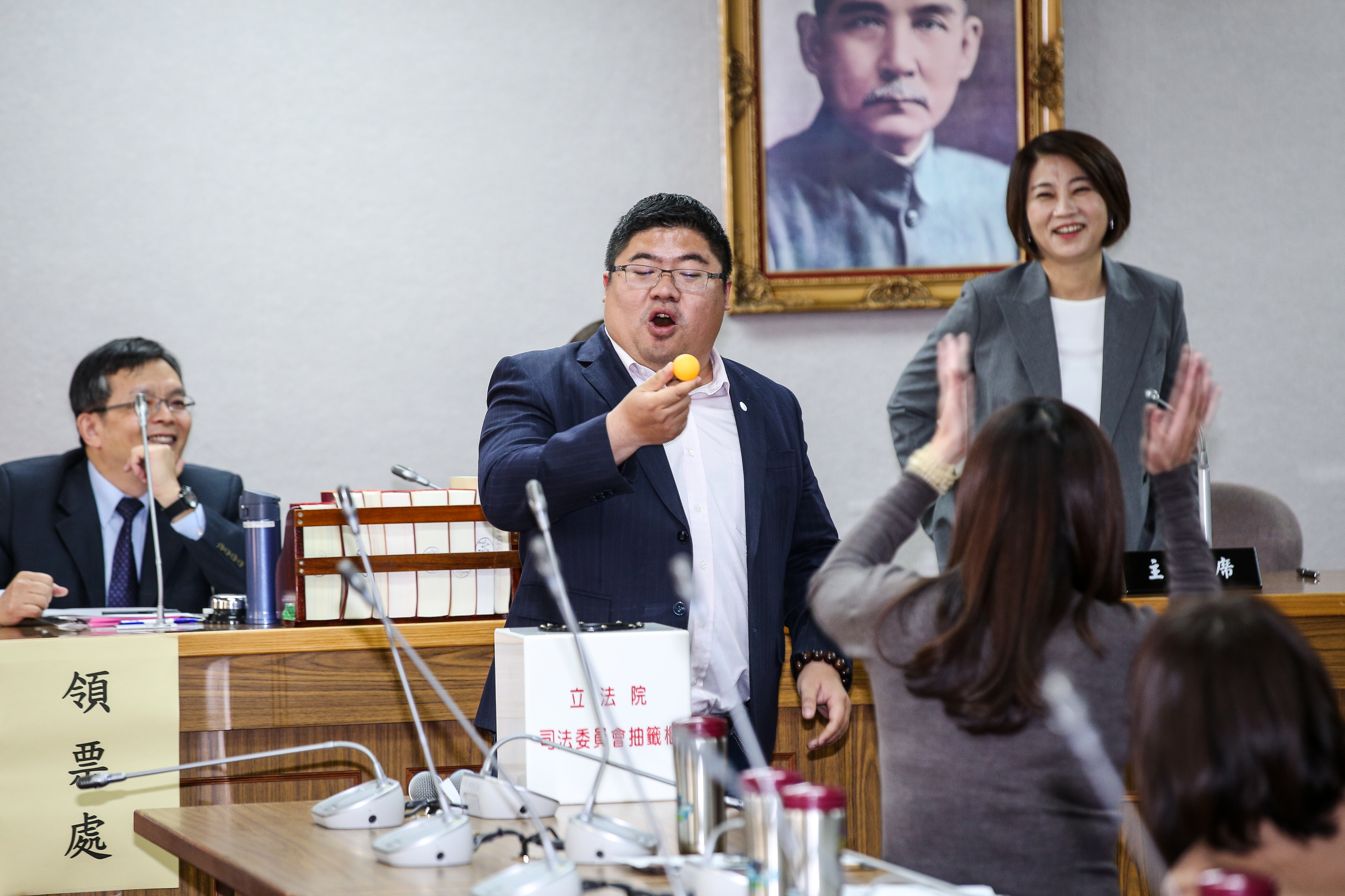 民進黨立委蔡易餘沒有抽中司法委員會召委,抽籤時他的表情逗趣。
