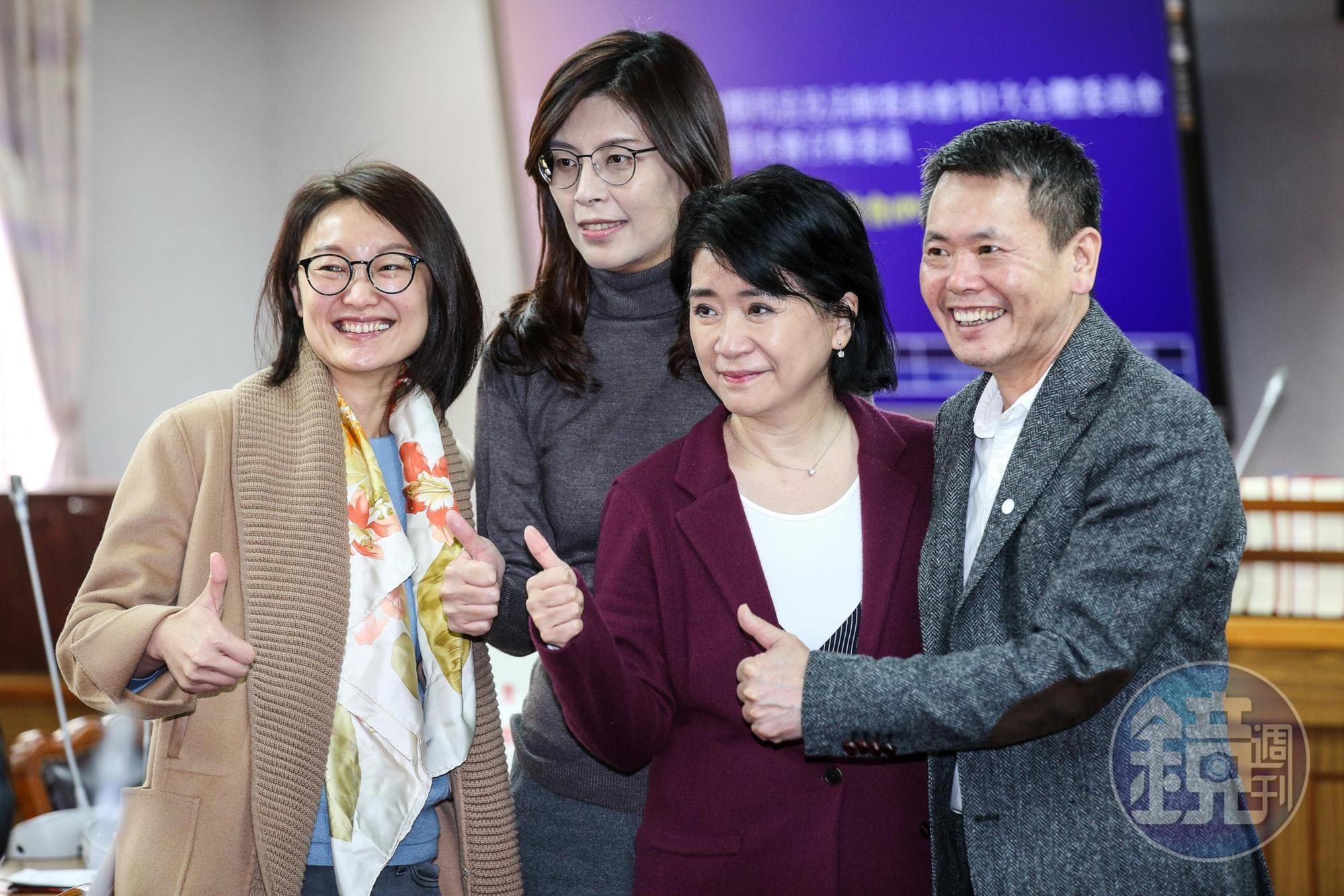 國民黨立委李貴敏(右2)抽中司法委員會召委。