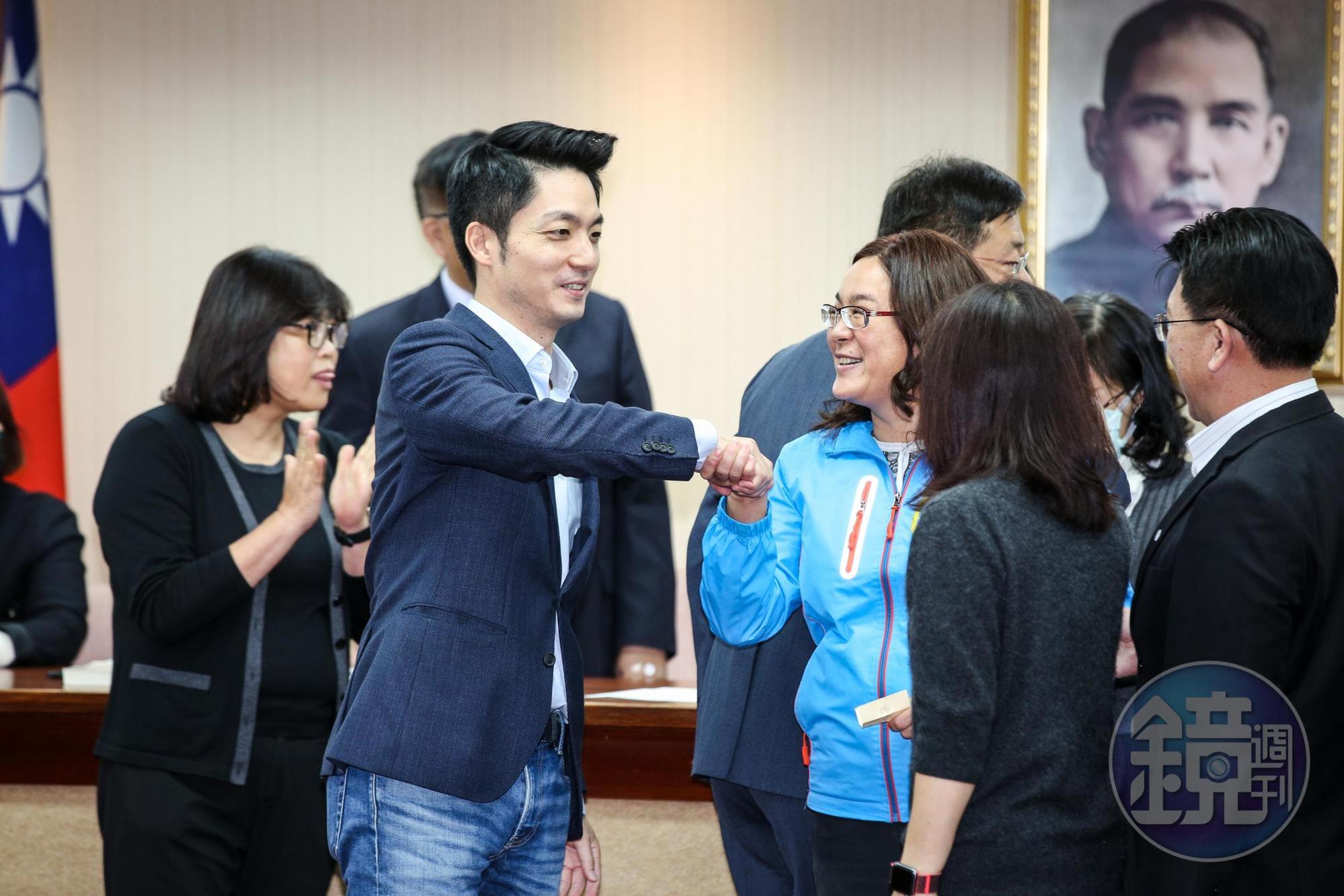 國民黨立委陳玉珍抽中內政委員會召委,同黨立委蔣萬安上前握手恭喜她。