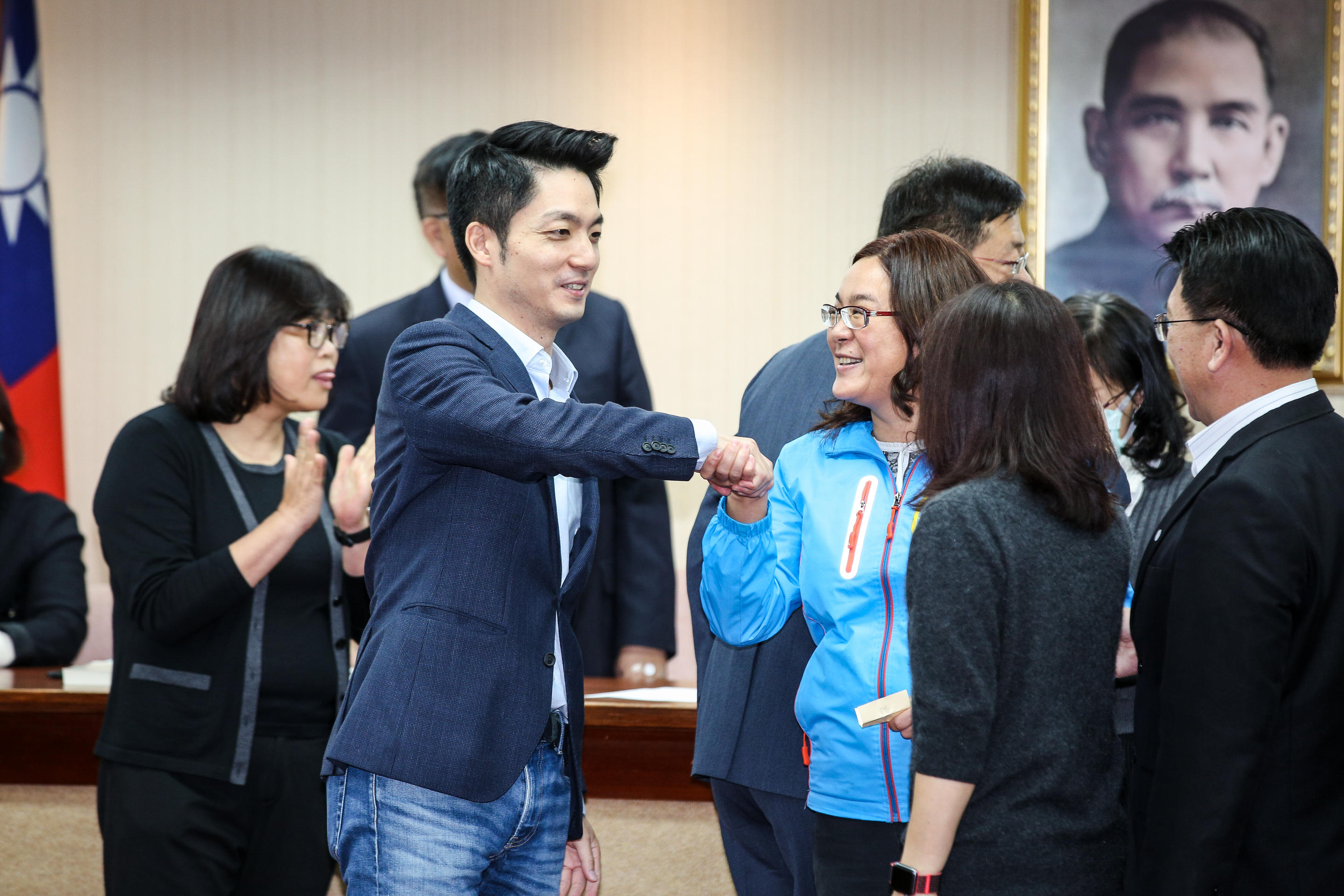 國民黨立委陳玉珍抽中內政委員會召委，同黨立委蔣萬安上前握手恭喜她。