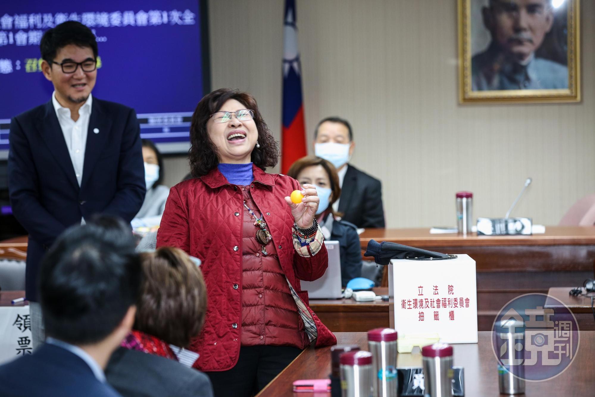 國民黨立委廖婉汝沒抽中衛環委員會召委,當場露出懊惱表情。